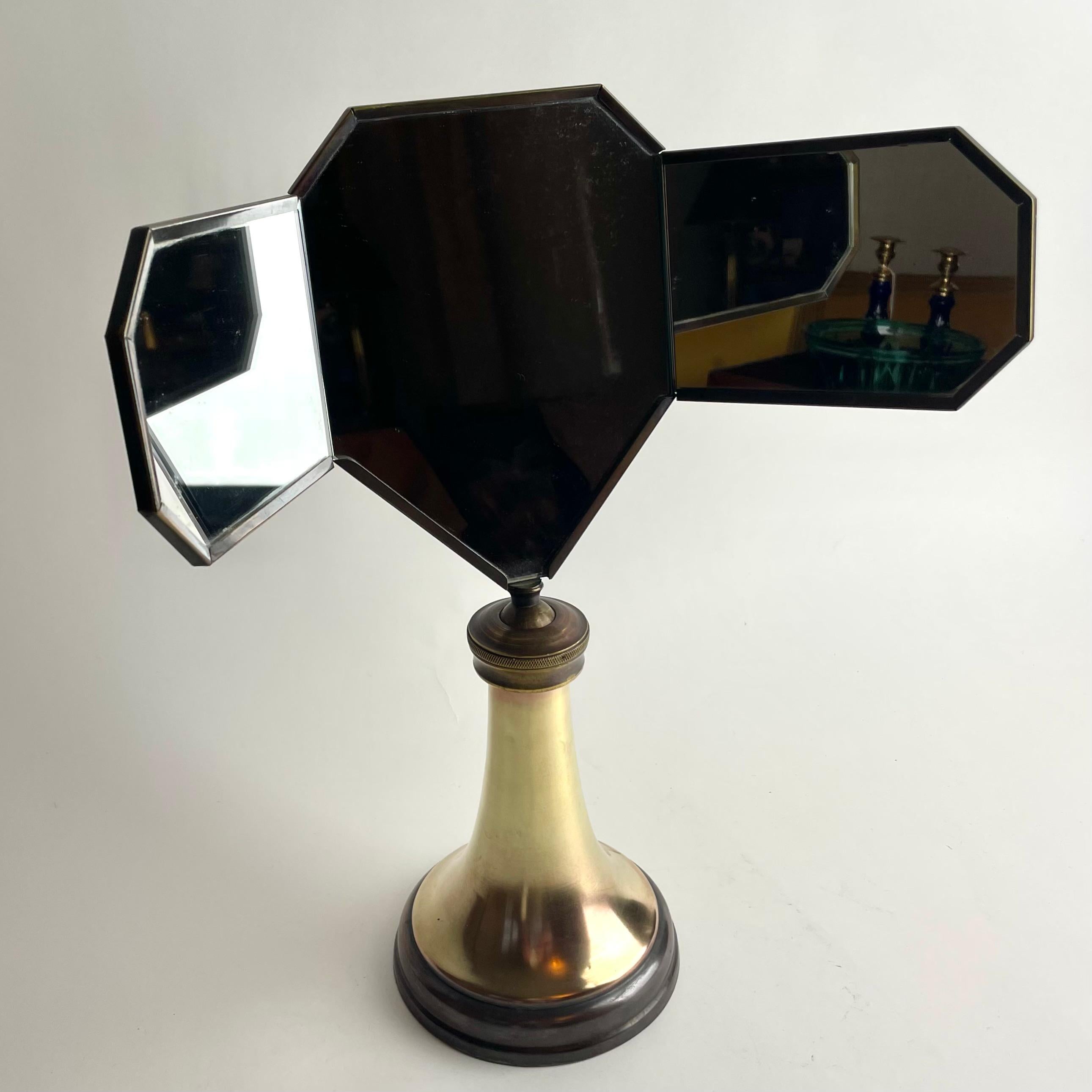 Art Deco Mirror de table en laiton poli et patiné, vers 1920 Bon état - En vente à Knivsta, SE