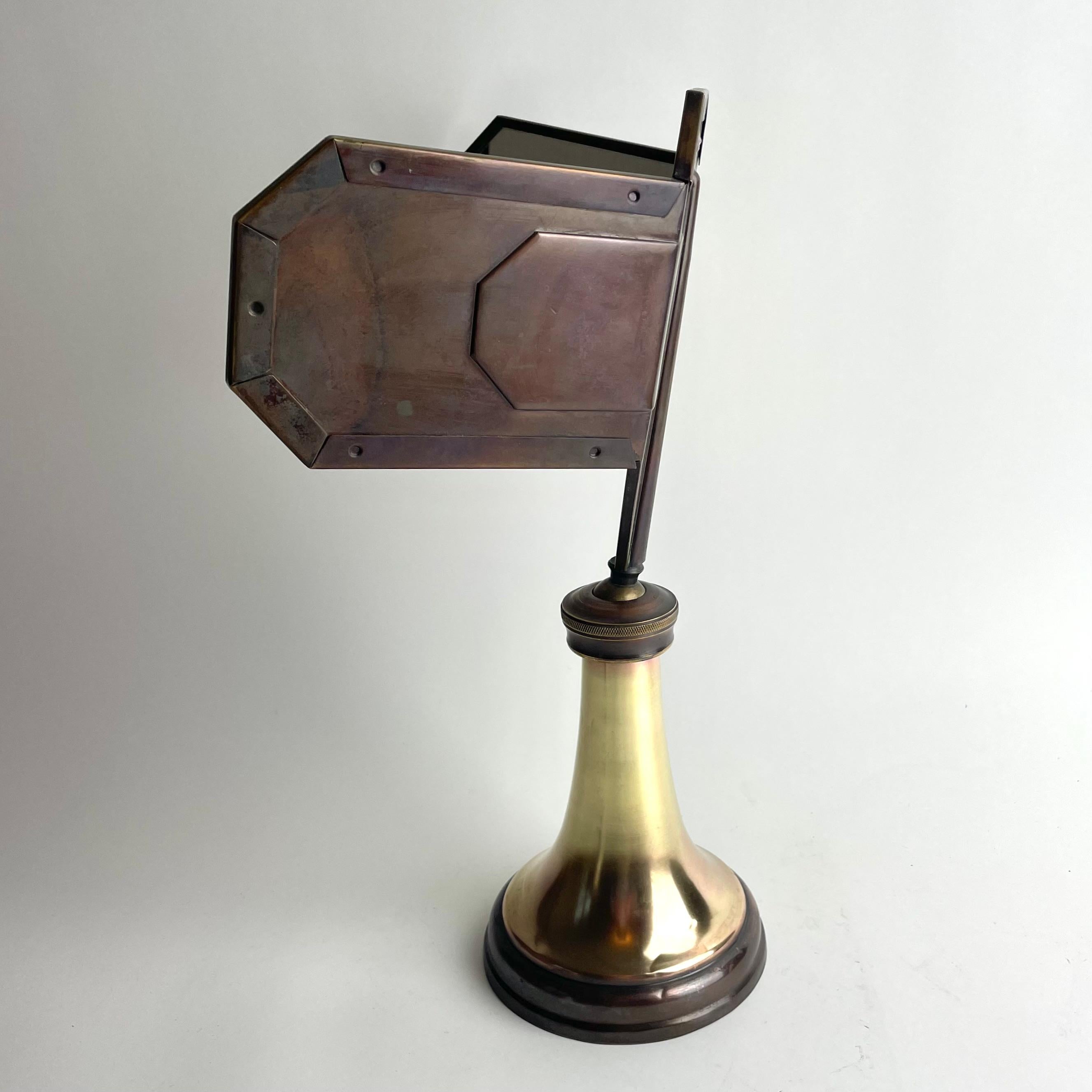 Laiton Art Deco Mirror de table en laiton poli et patiné, vers 1920 en vente