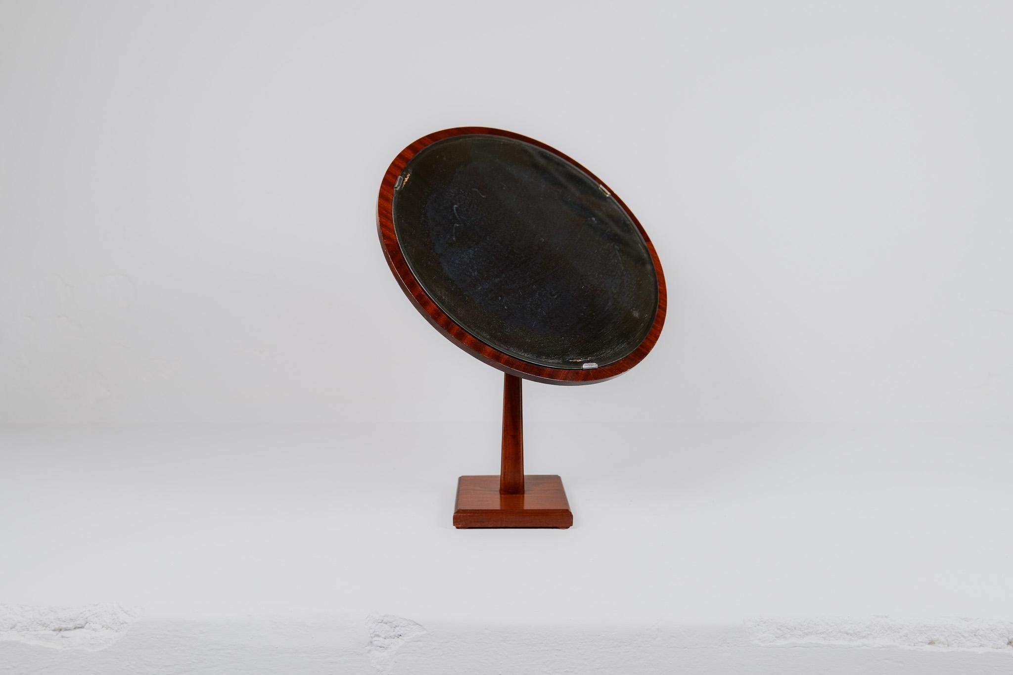 This table mirror was produced in Sweden during the late 40s. Made in Walnut this piece gives a good impression with its large mirror and nice looking stand. 

Disstressed glas, vintage condition.

Dimension: Height 52 cm W 39 cm D 14 cm