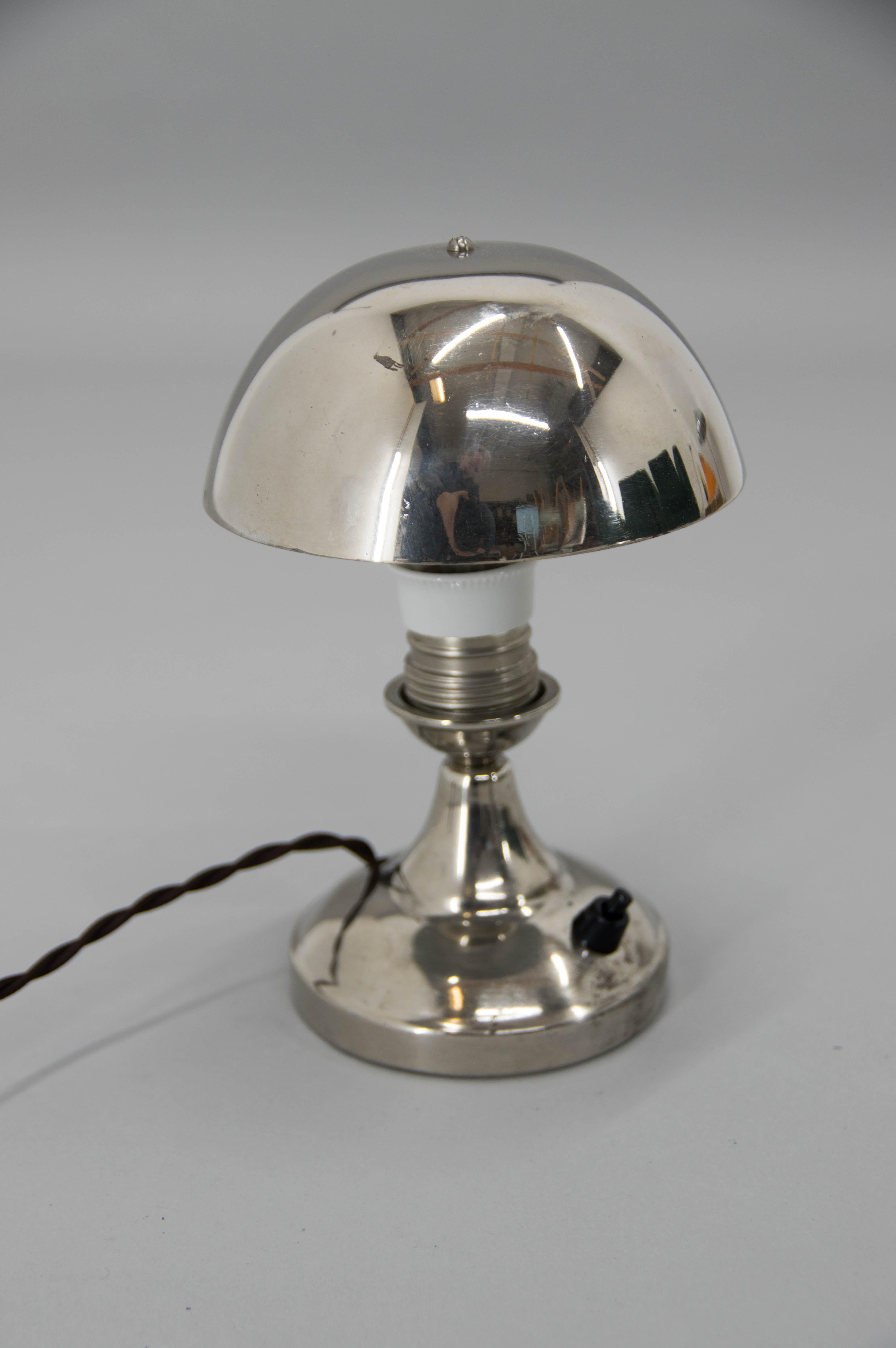 Tiny nickel-plated table or bedside lamp.
Polished, rewired: 40W, E25-E27 bulb
US plug adapter included.