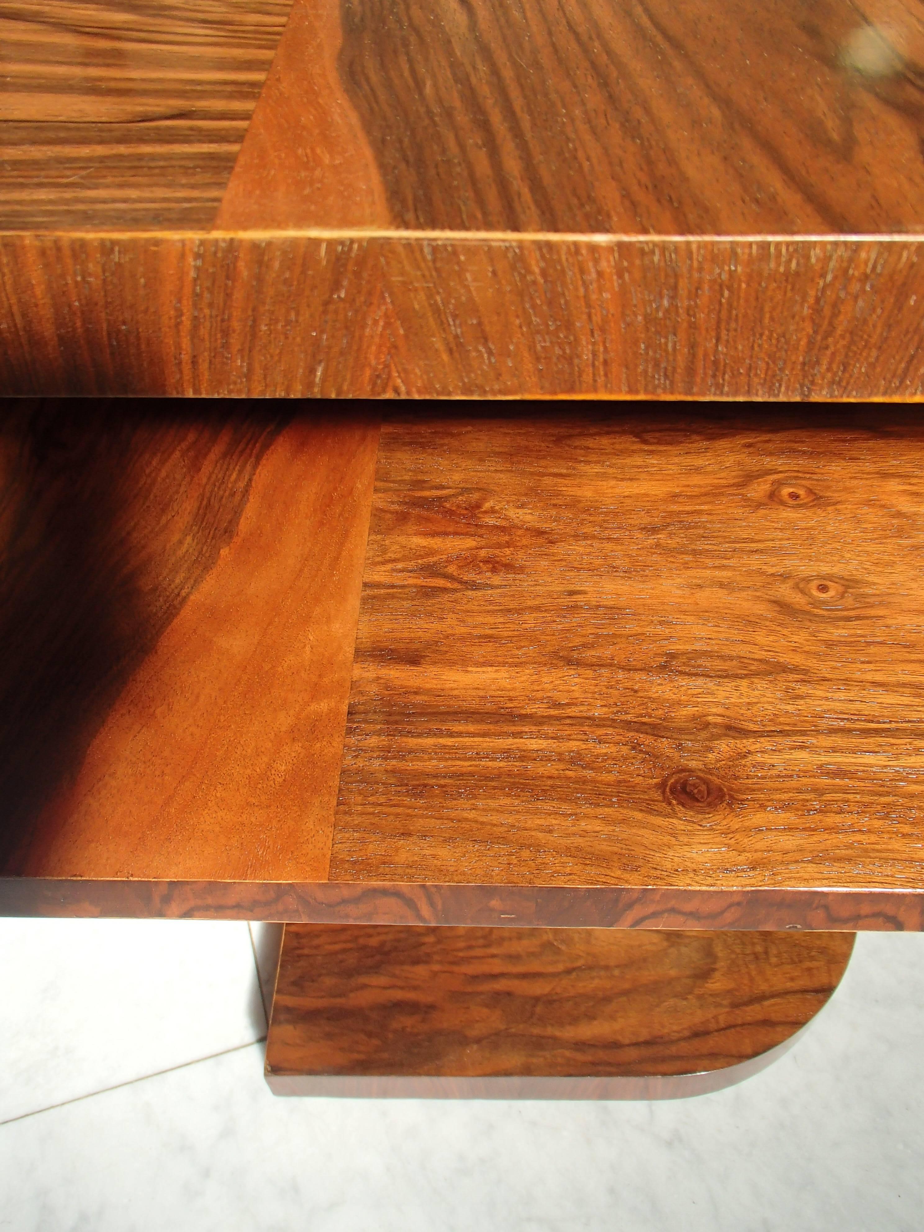 Art-déco-Tisch oder niedriger Konsolentisch aus Rosenholz und Nussbaumholz mit quadratischer Doppelplatte im Angebot 2