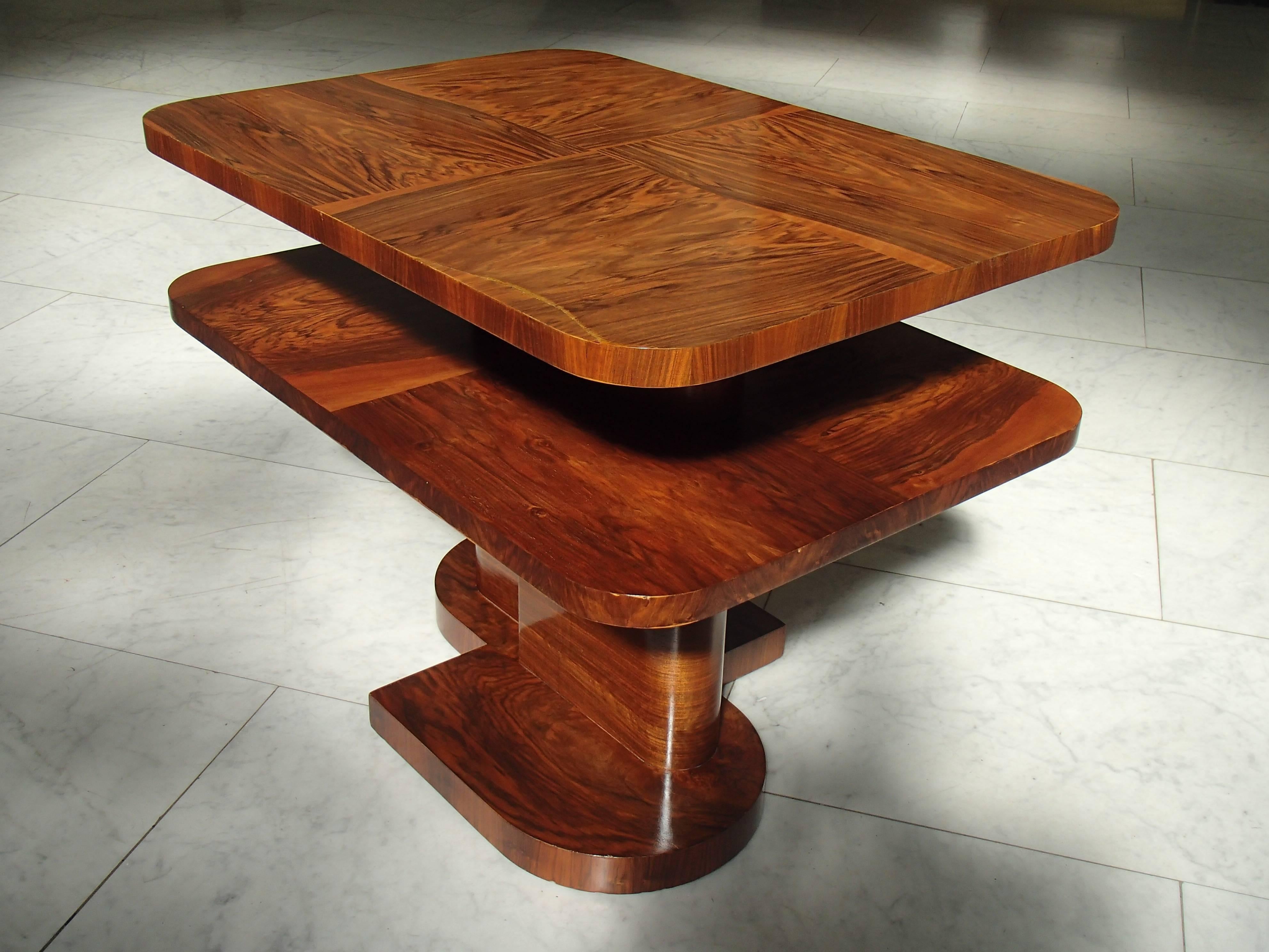 Art Deco Tisch oder niedrige Konsole Rose Holz und Nussbaum Quadrat Doppelplatte
vollständig mit Schellack restauriert.