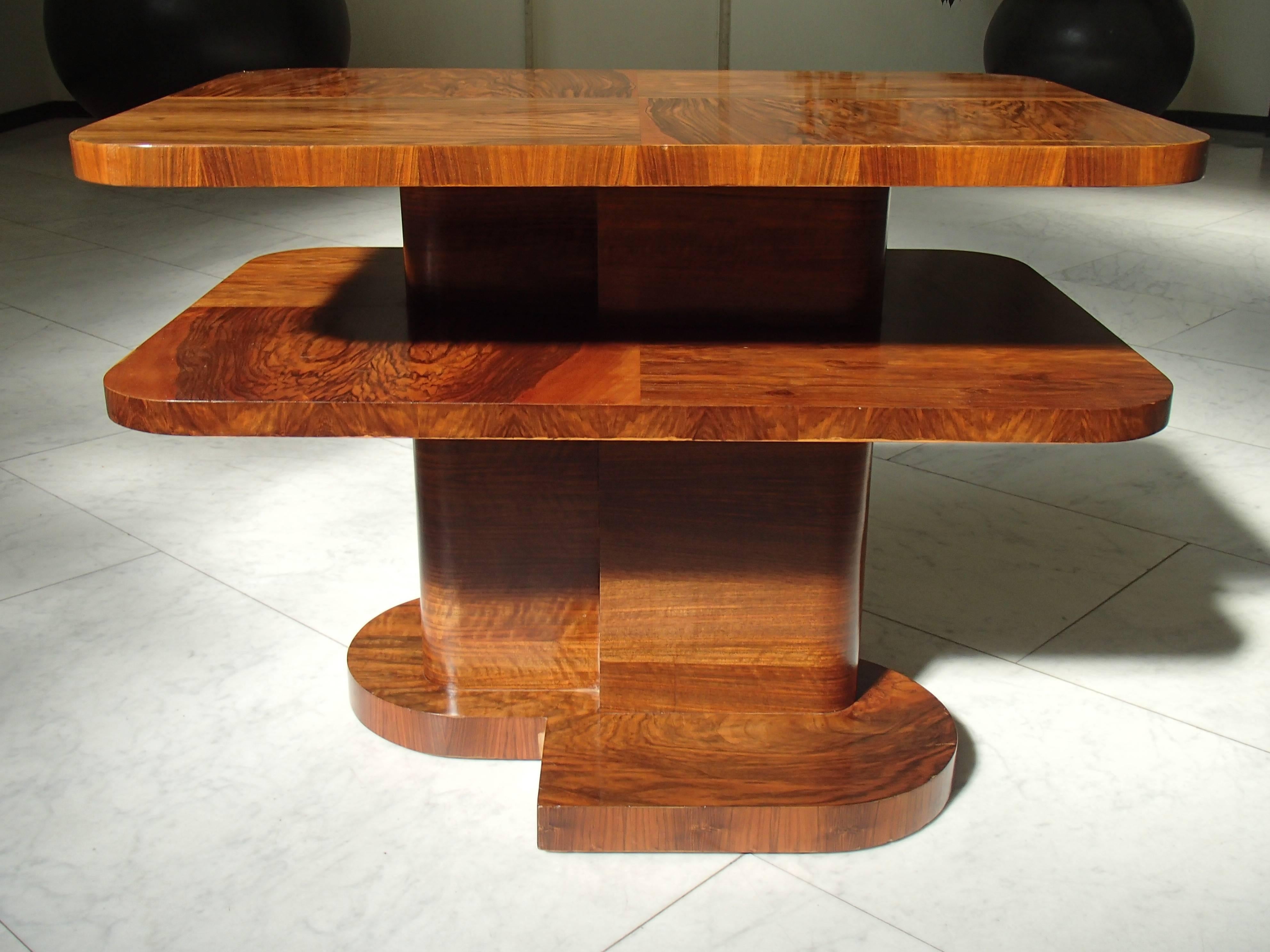 Art-déco-Tisch oder niedriger Konsolentisch aus Rosenholz und Nussbaumholz mit quadratischer Doppelplatte (Art déco) im Angebot