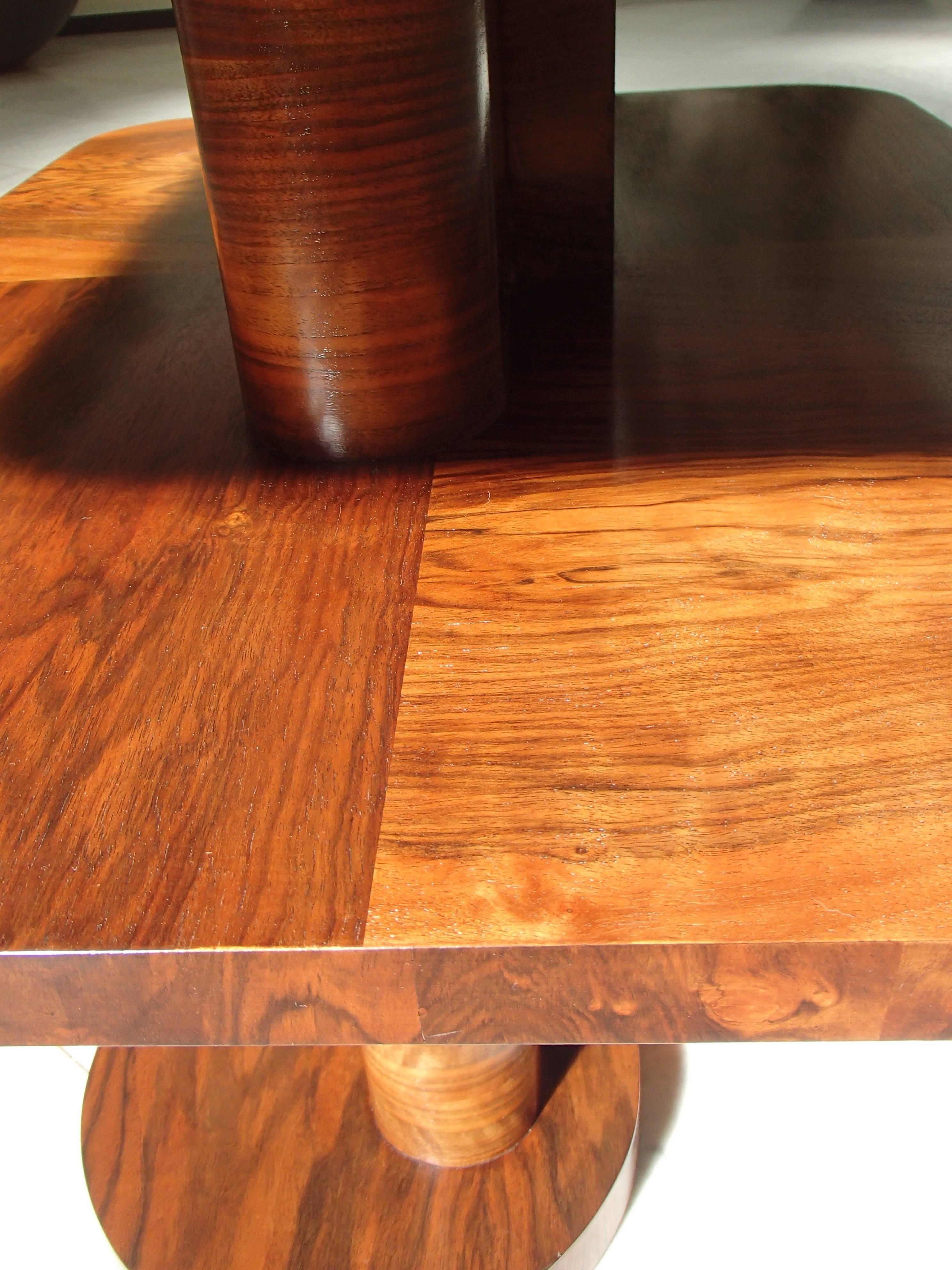 Art-déco-Tisch oder niedriger Konsolentisch aus Rosenholz und Nussbaumholz mit quadratischer Doppelplatte (Mitte des 20. Jahrhunderts) im Angebot