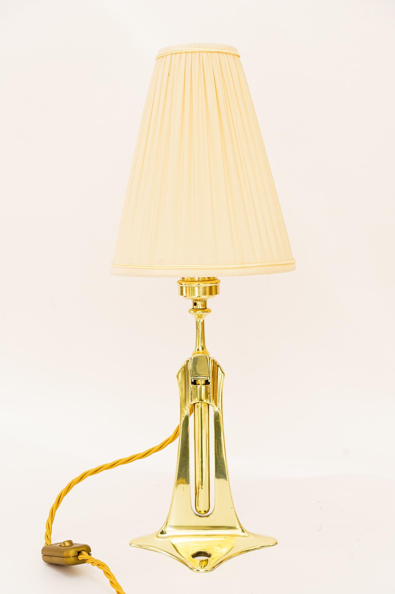 Art Deco Tisch- oder Wandlampe Wien um 1920er Jahre
Poliert und emailliert
Der Stoff wird ersetzt ( neu )
Tischlampe: H: 46cm Durchmesser: 16cm    
Wandleuchte:  H: 34cm B: 17cm T: 27cm