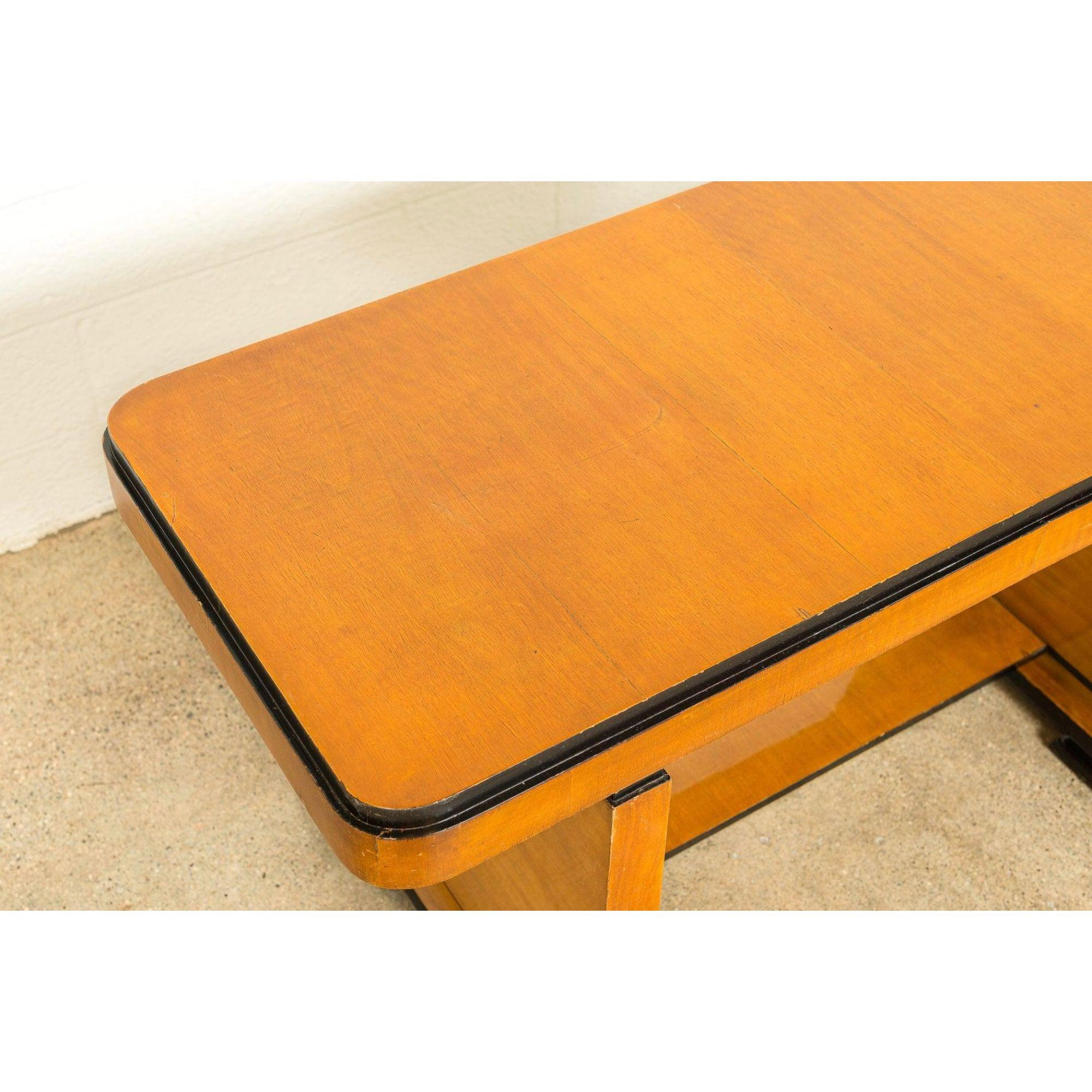 Art-Déco-Schreibtisch oder Schreibtisch aus Ahornholz mit ebonisierten Akzenten, um 1930 (20. Jahrhundert) im Angebot