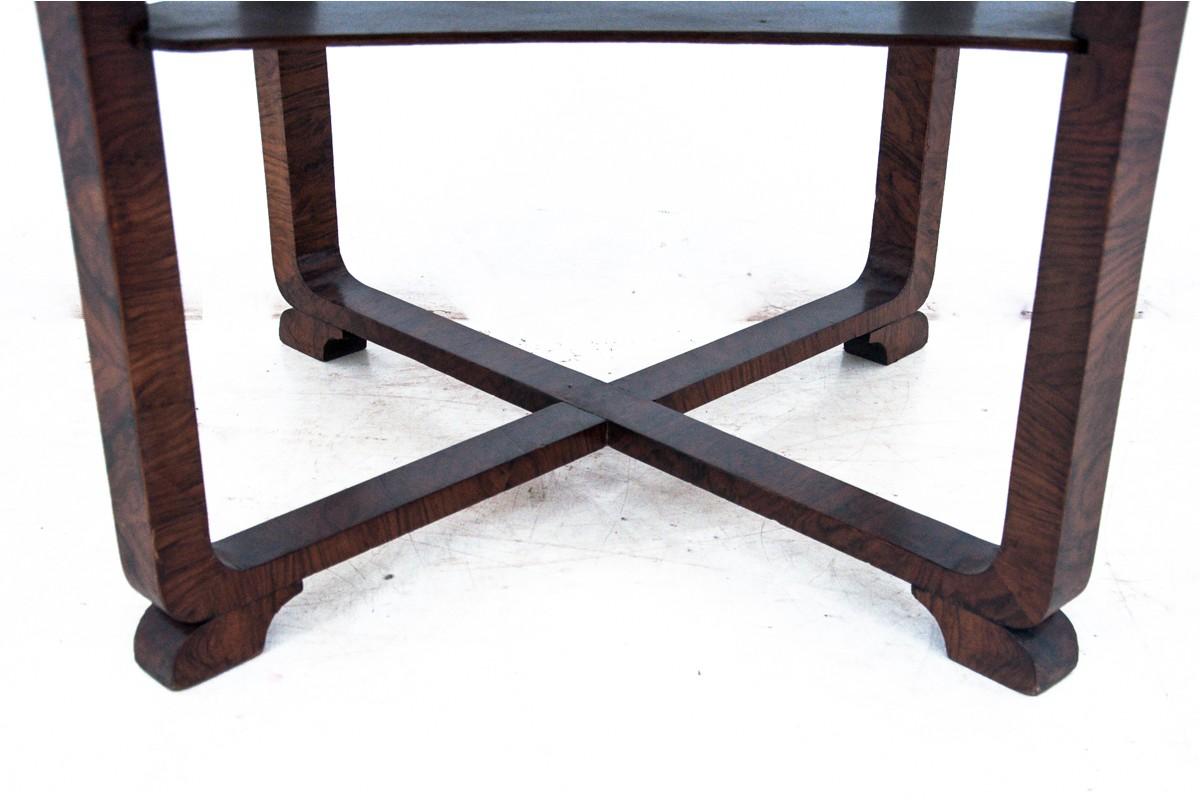 Art Deco Tisch, Polen, 1930er Jahre

Sehr guter Zustand

Holz: Walnuss

Abmessungen: Höhe 74 cm, Durchmesser. 95 cm.