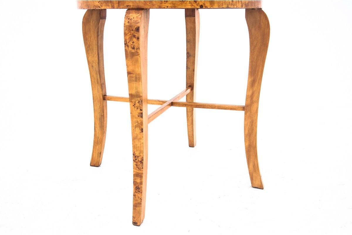 Un tavolo originale della prima metà del XX secolo in stile Art Déco.

I mobili in stile con una forma più bella aggiungeranno eleganza a qualsiasi interno.

Un mobile con un piano rotondo poggia su gambe dritte strette

semplice connessione