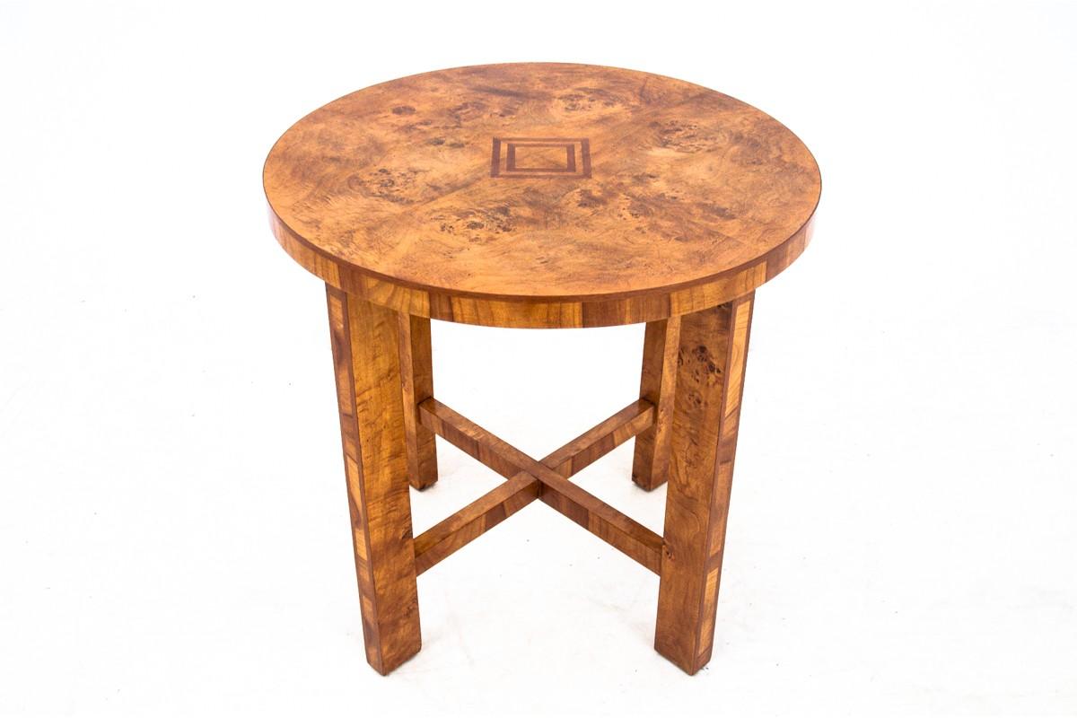 An Art Deco table from the mid-twentieth century. Furniture in very good condition, after professional renovation.

Dimensions: height 73 cm / diameter 64 cm.