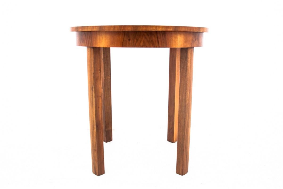 Art Deco table, Poland, 1940s

Very good condition, after professional renovation.

Wood: walnut

dimensions height 75 cm dia. 75 cm.