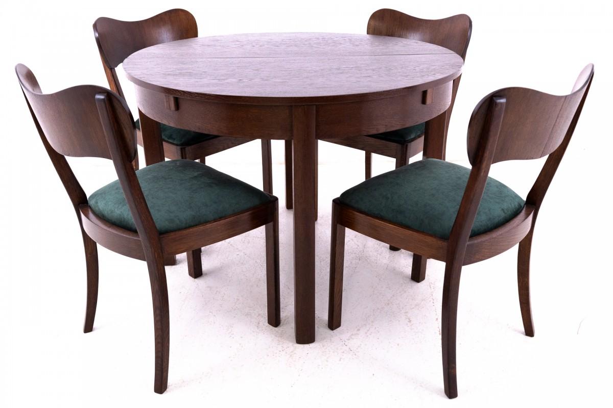 Art-Déco-Tischset, Polen, 1930er Jahre. Nach der Renovierung.

Sehr guter Zustand, nach professioneller Renovierung und Neupolsterung.

Holz: Eiche

Abmessungen:

Stühle: Höhe: 82 cm, Sitzhöhe: 48 cm, Breite: 47 cm, Tiefe: 47 cm

Tisch: Höhe: 78 cm,