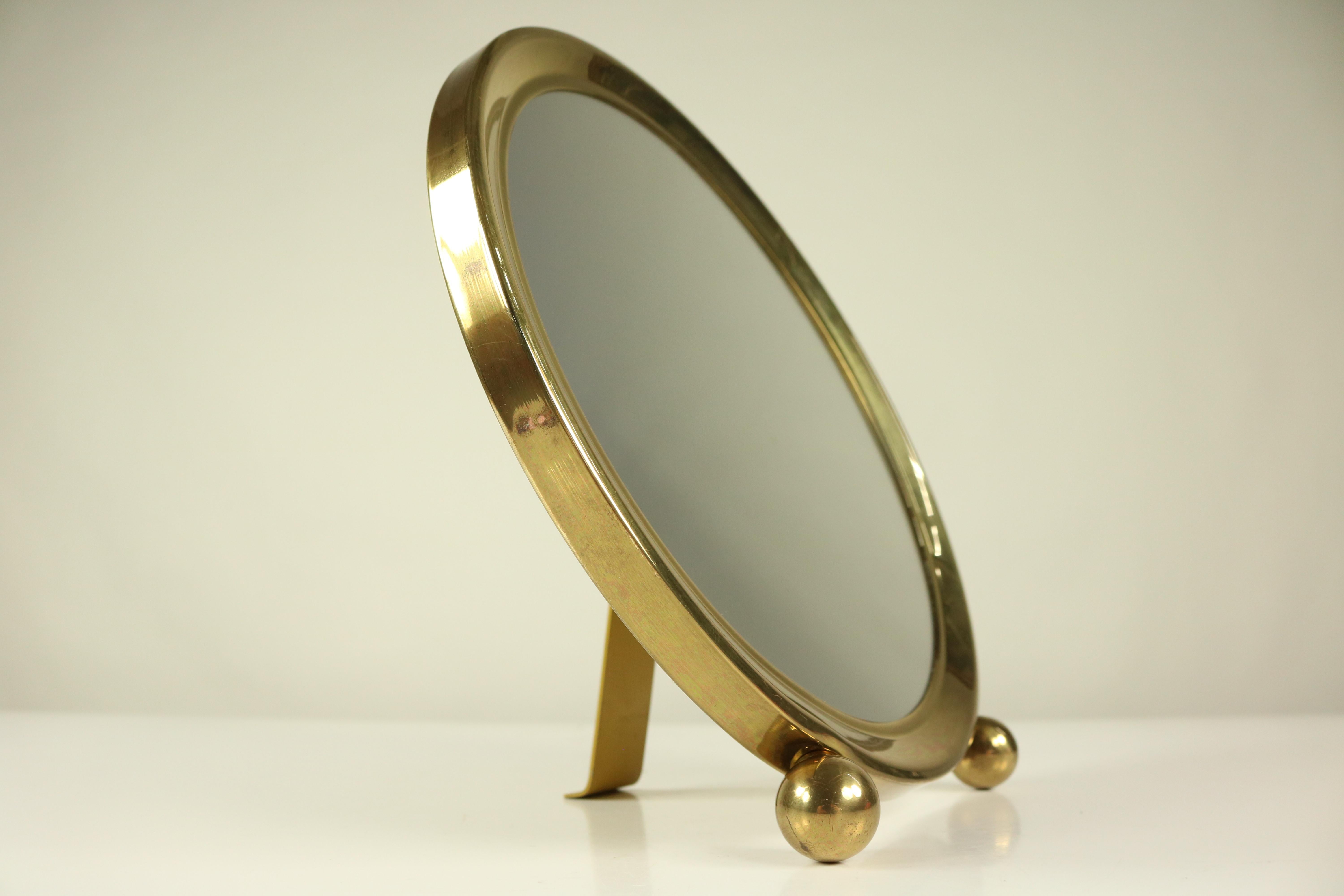 Art Deco wall and table mirror
in fine condition only a few light signs of usage and age
frame and ball feet are made of brass
Measures: Diameter 10 1/2''.
