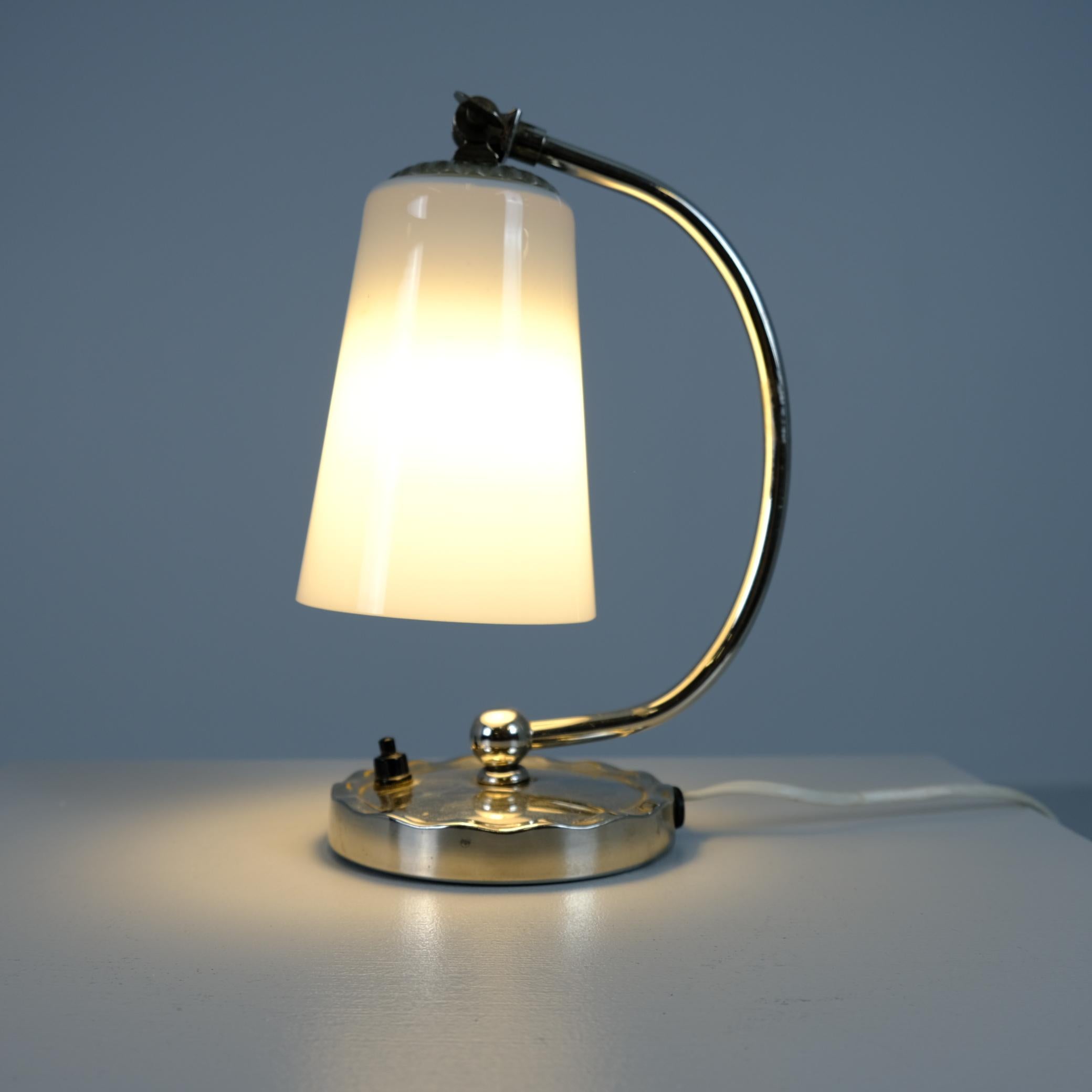 Lampe de table / Wall&Deco en verre chromé et opalin, Idman, années 1940 en vente 4