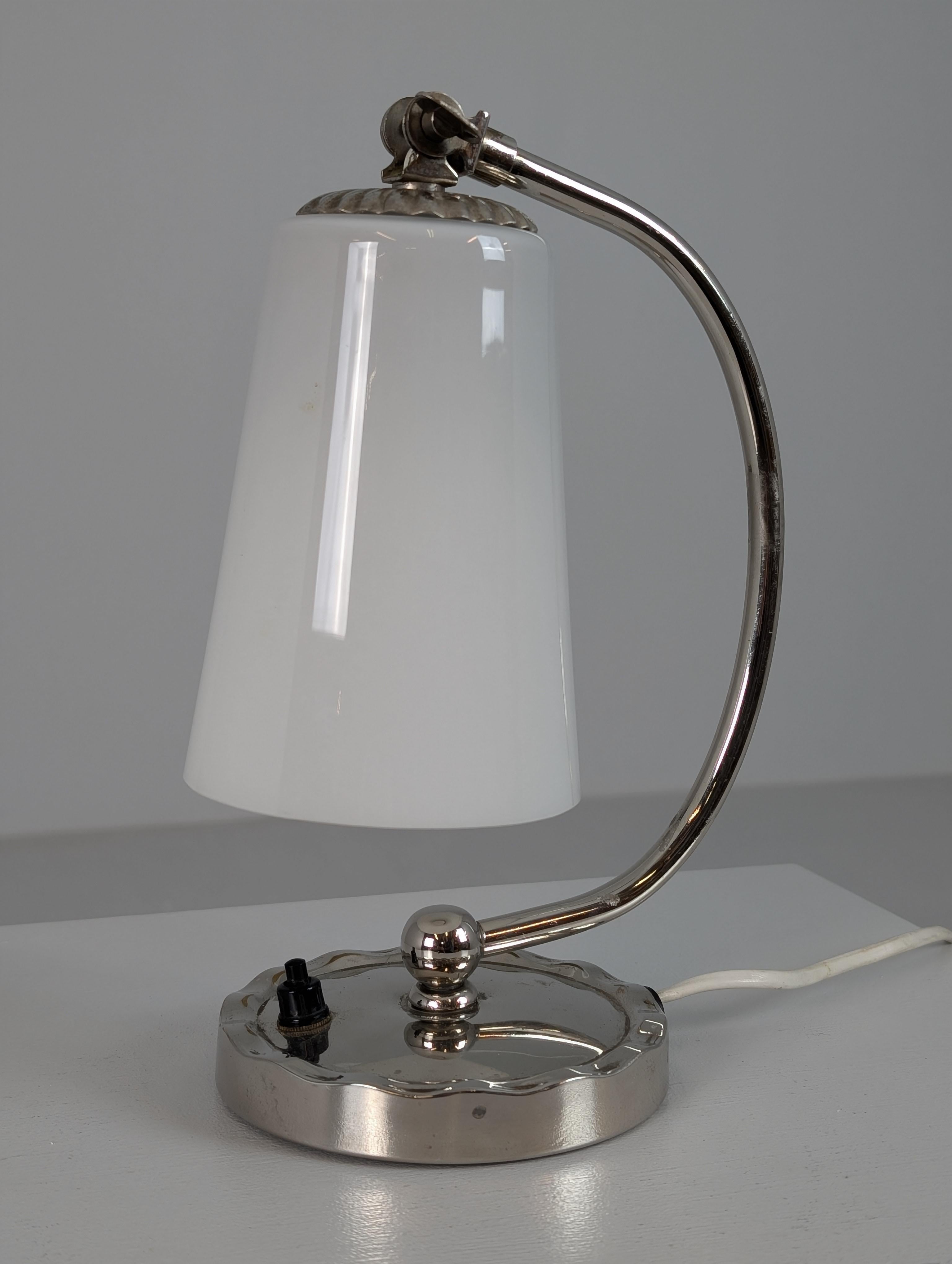 Lampe de table / Wall&Deco en verre chromé et opalin, Idman, années 1940 en vente 5