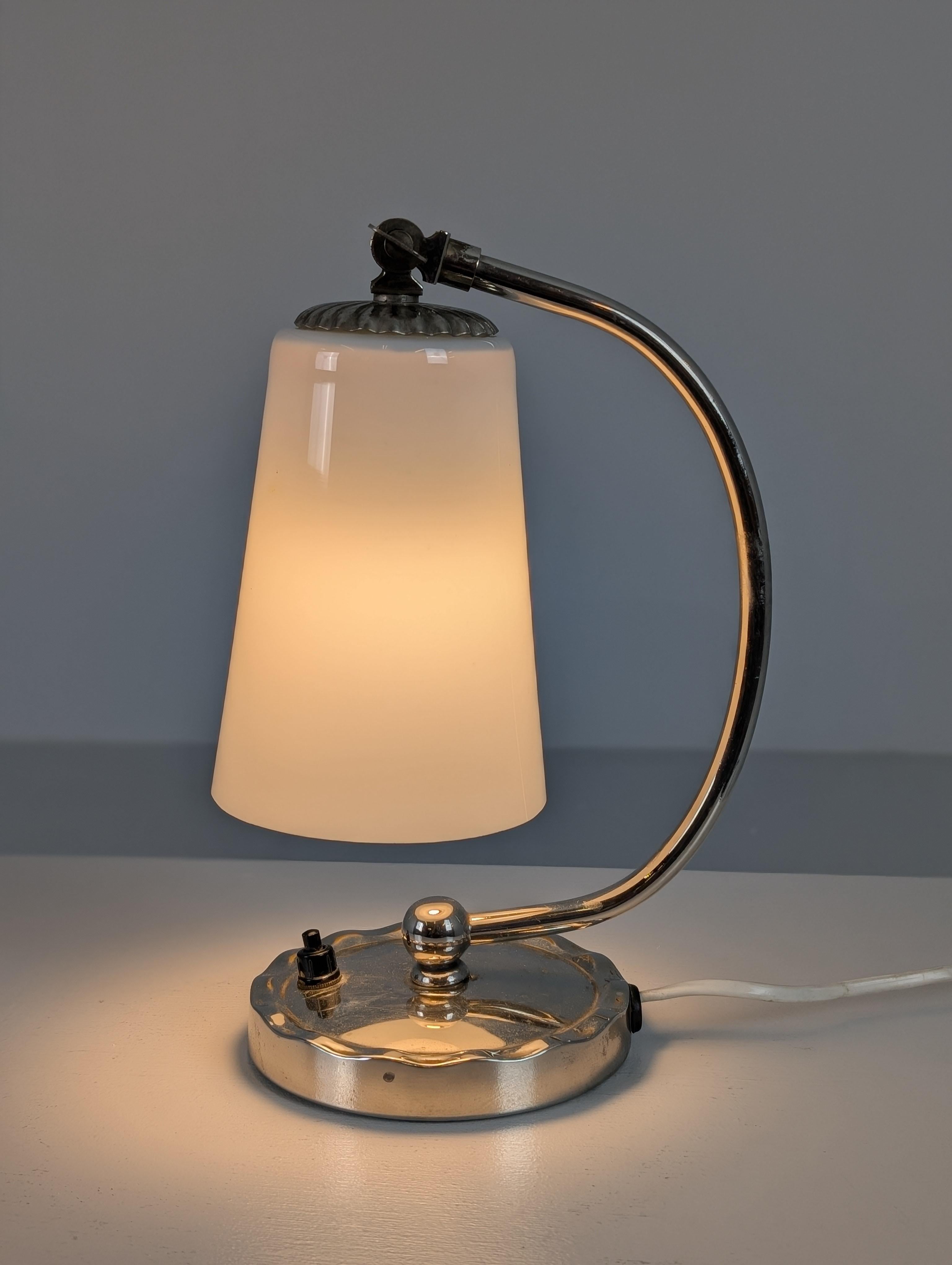 Lampe de table / Wall&Deco en verre chromé et opalin, Idman, années 1940 en vente 6