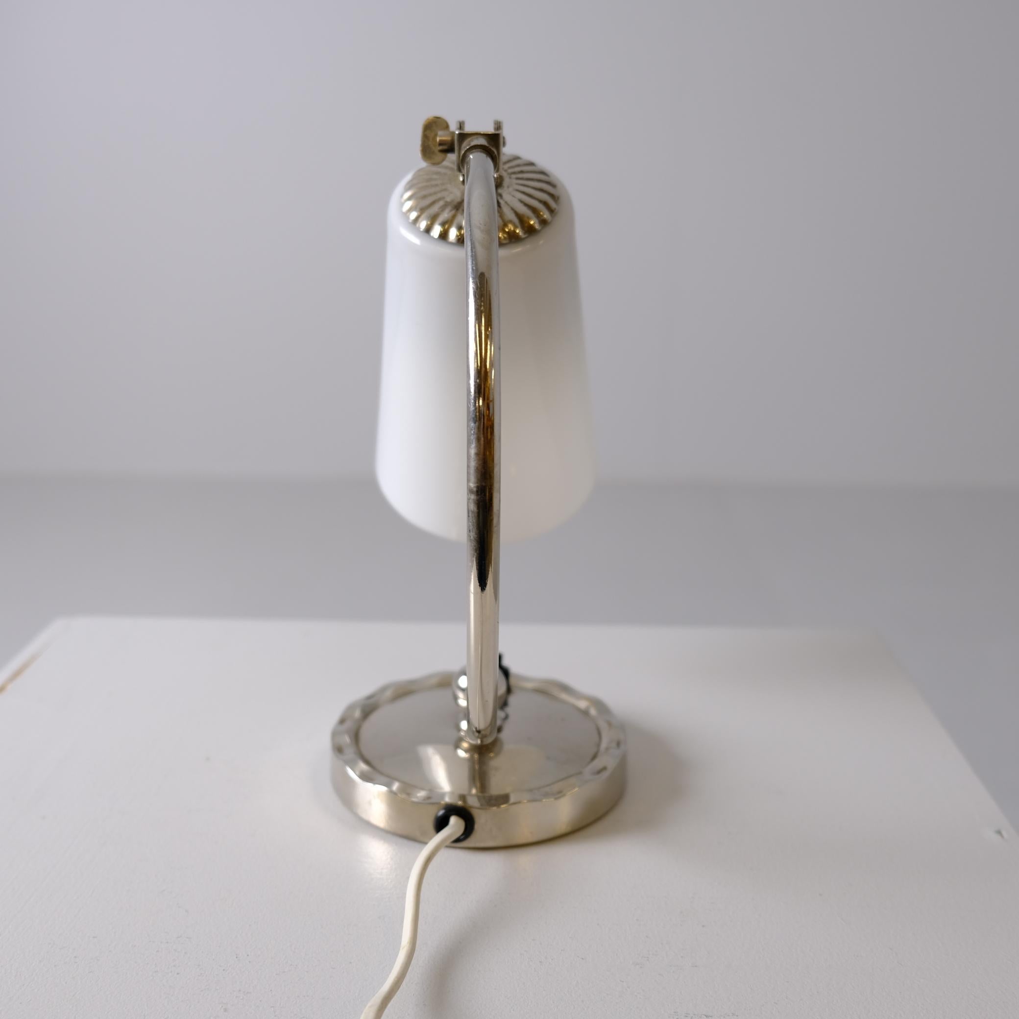 Lampe de table / Wall&Deco en verre chromé et opalin, Idman, années 1940 Bon état - En vente à Helsinki, FI