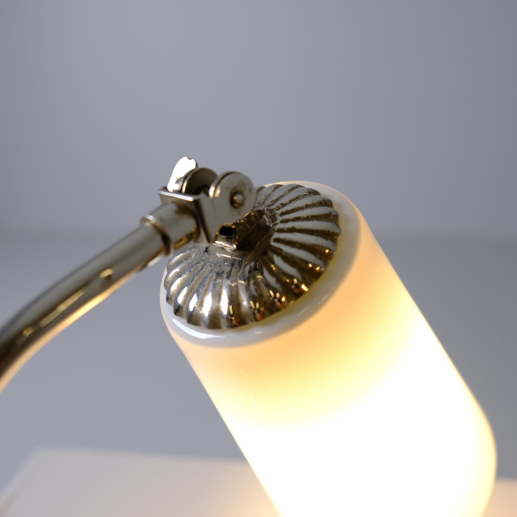 Métal Lampe de table / Wall&Deco en verre chromé et opalin, Idman, années 1940 en vente