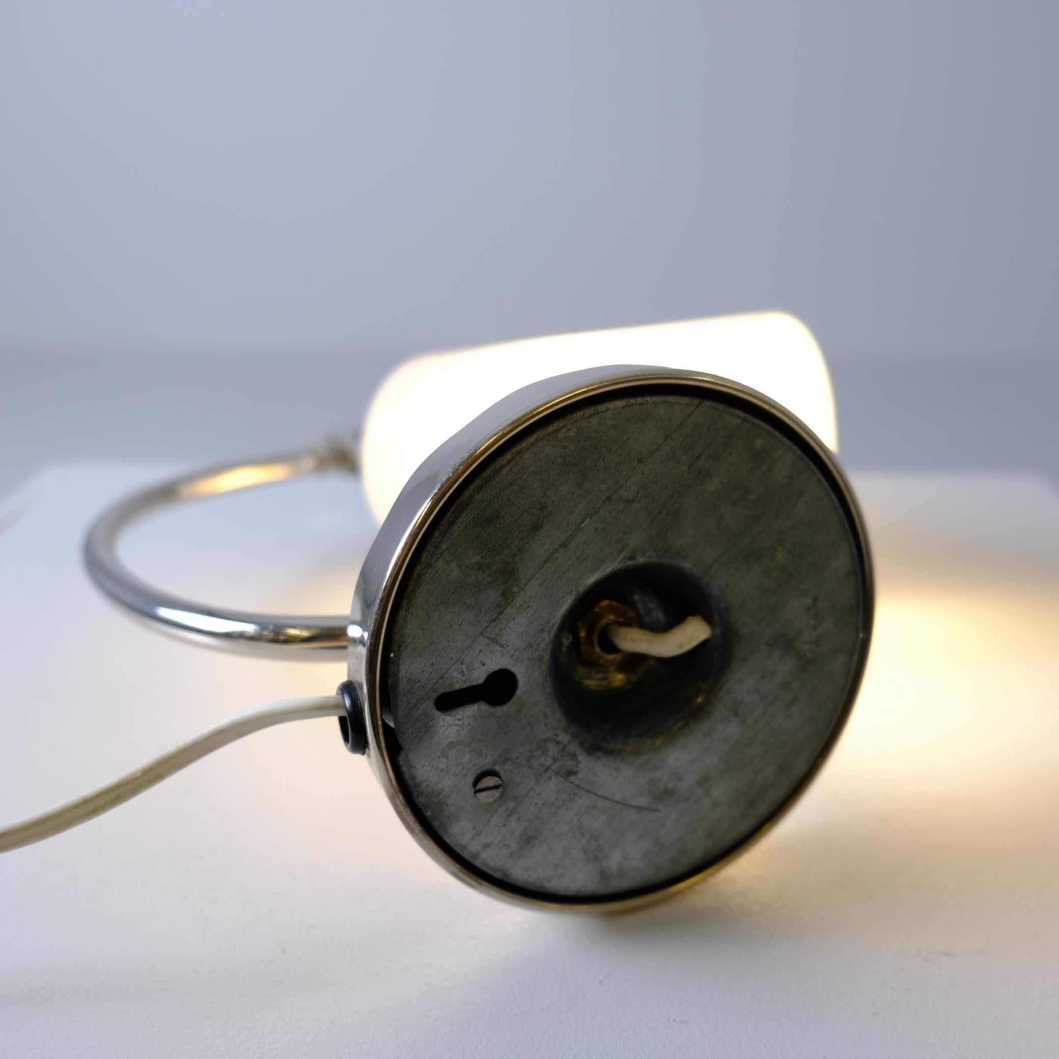 Lampe de table / Wall&Deco en verre chromé et opalin, Idman, années 1940 en vente 1