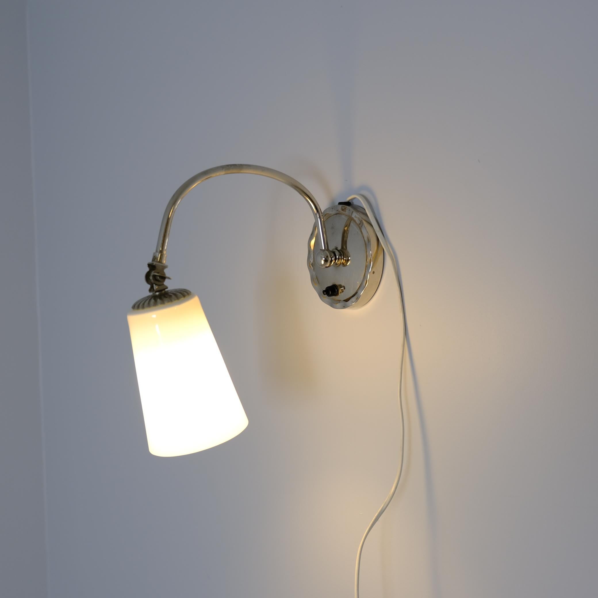 Lampe de table / Wall&Deco en verre chromé et opalin, Idman, années 1940 en vente 2