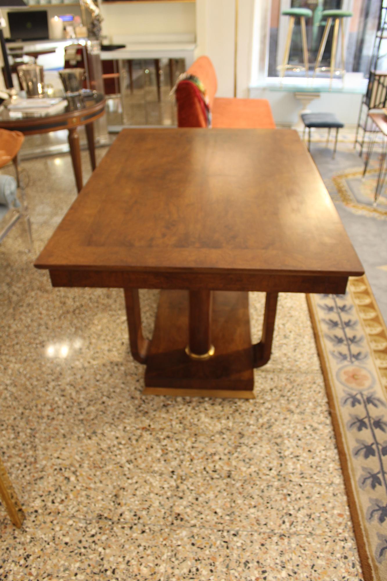 Art Deco table (1930-1940) in walnut wood, radish laminated.
Brass finishing.
2 columns with brass basement.