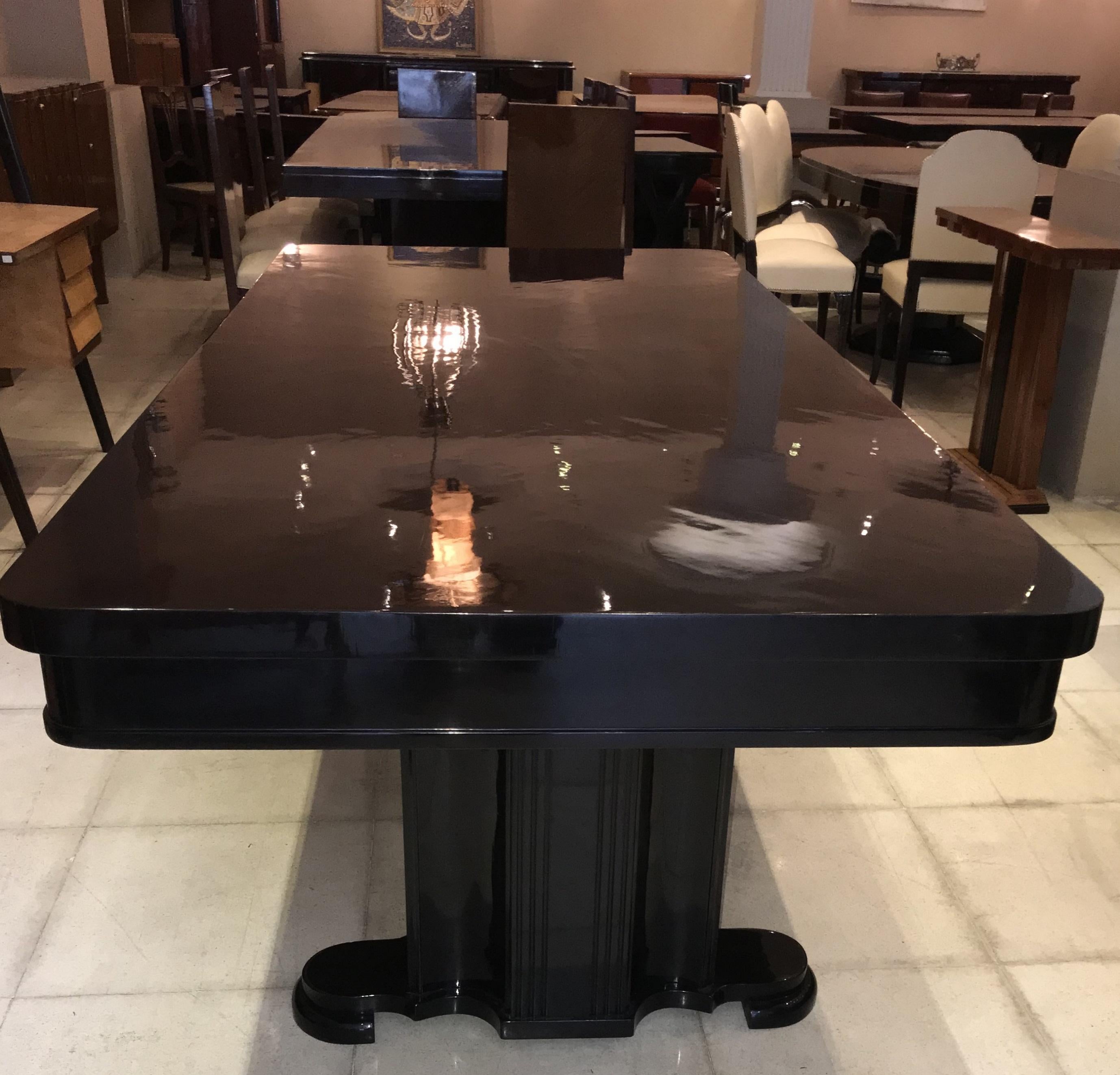 Dining table Art Deco
Year: 1920
Country: French
Wood 
Finish: polyurethanic lacquer
It is an elegant and sophisticated table.
You want to live in the golden years, this is the table that your project needs.
We have specialized in the sale of Art