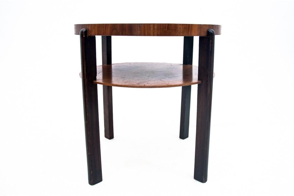 Art Deco style table from the 1940s.

The furniture is in very good condition.

Dimensions: height 71 cm / diameter 70 cm