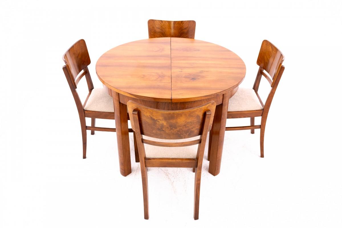 Art-Déco-Essgeschirr aus den 1940er Jahren, Polen.

Möbel in sehr gutem Zustand, nach professioneller Renovierung.

Abmessungen:

Tisch: Höhe 78 cm / Durchmesser 110 cm / Länge 160 cm

Stühle: Höhe 89 cm / Sitzhöhe 47 cm / Breite 44 cm / Tiefe 52 cm