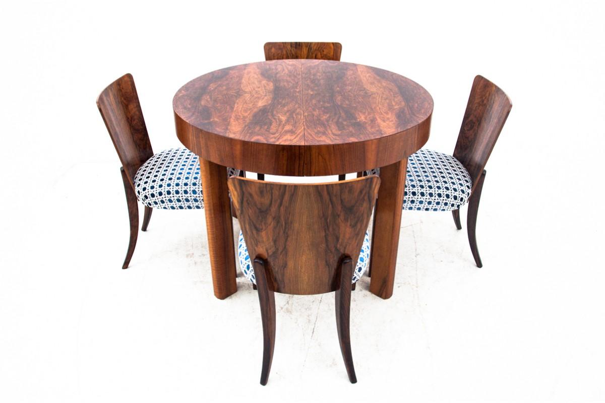 A mid-20th century Art Deco extendable table with four Art Deco walnut dining room chairs. Chairs model no. H-214 by the iconic designer Jindrich Halabal in the 1930s

Furniture in very good condition, professionally renovated. The chairs have been
