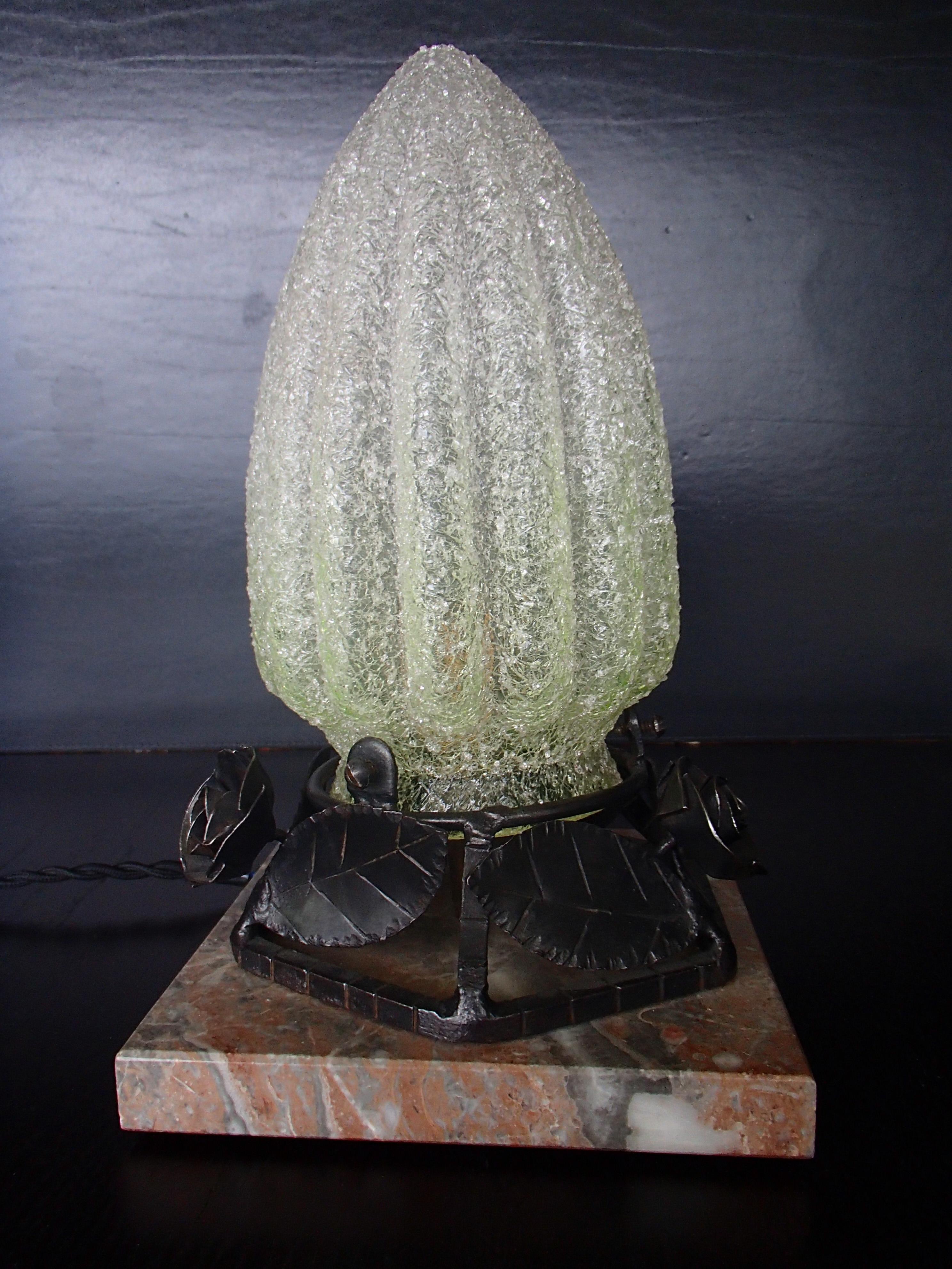 Lampe de table Art Déco base en marbre, roses en fer forgé et verre sablé.