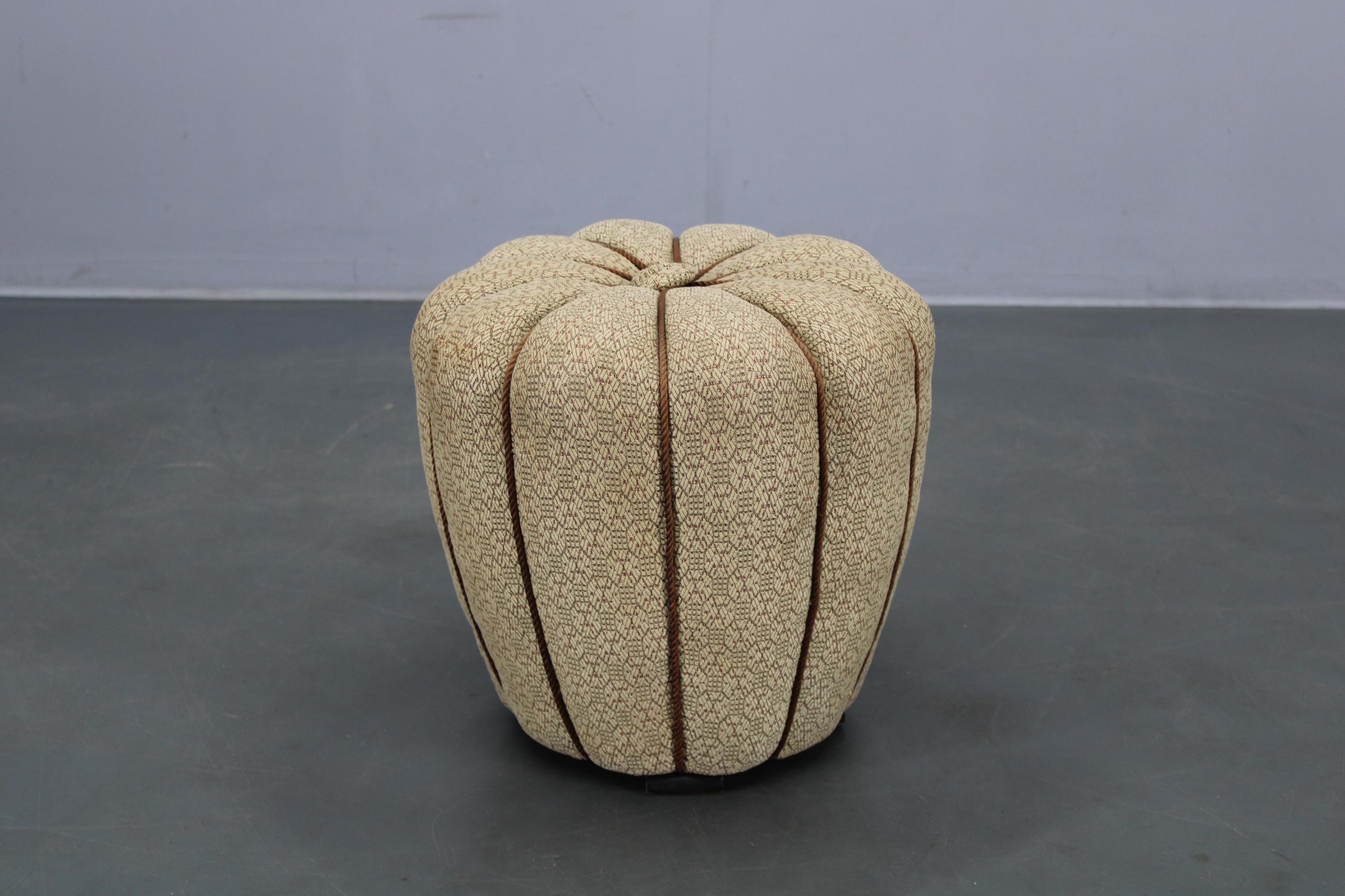 Este original taburete Art Déco, diseñado por el célebre diseñador checoslovaco Jindrich Halabala, presenta una escultural forma tapizada con elegantes líneas geométricas Art Déco. Fabricada en madera y tela de alta calidad, la pieza data de