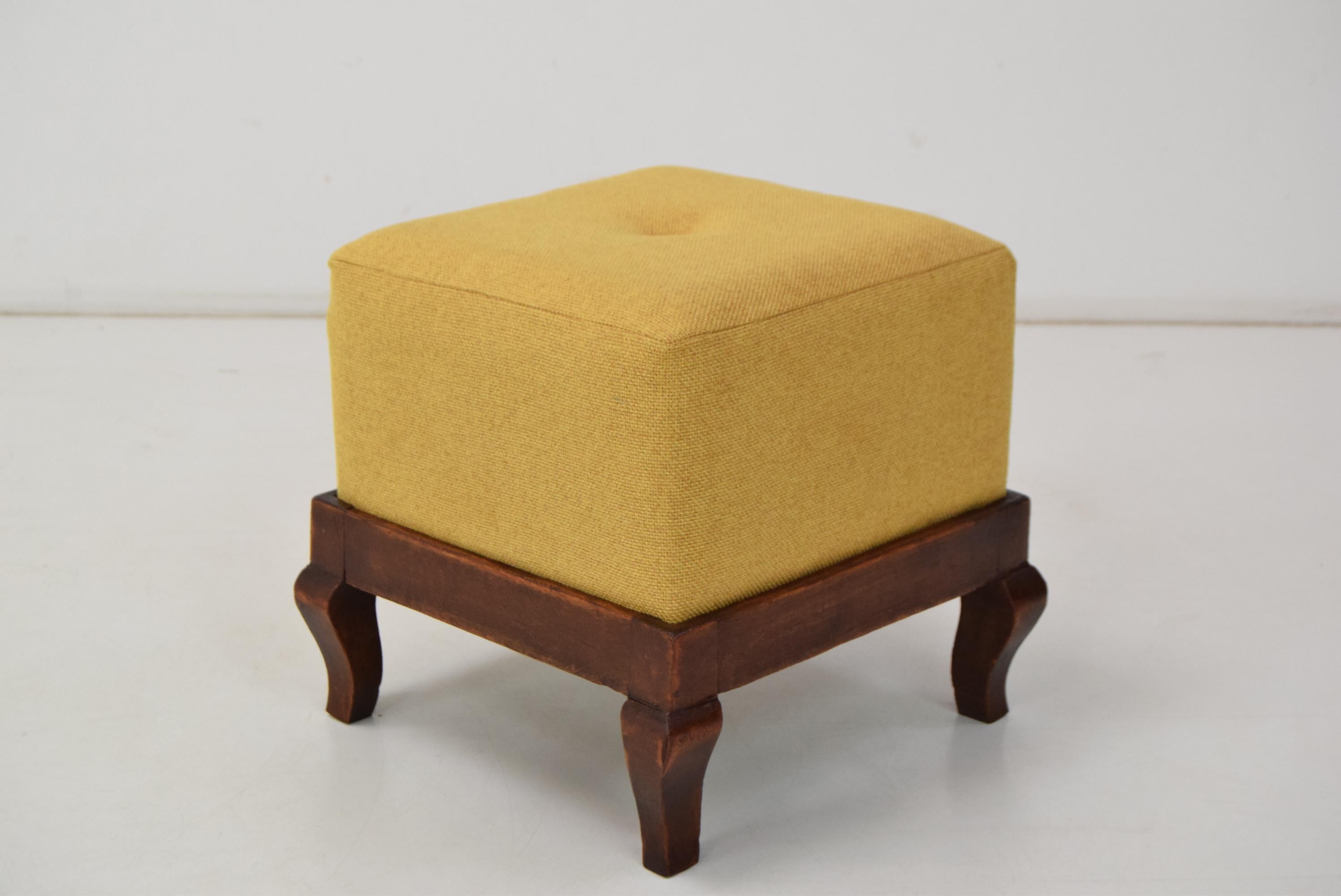 Art Deco Tabouret, footstool, 1930´s
Made in Czechoslovakia
Made of Fabric and Wood
Beautiful yellow Upholstery
New Upholstery
Good Original Condition.