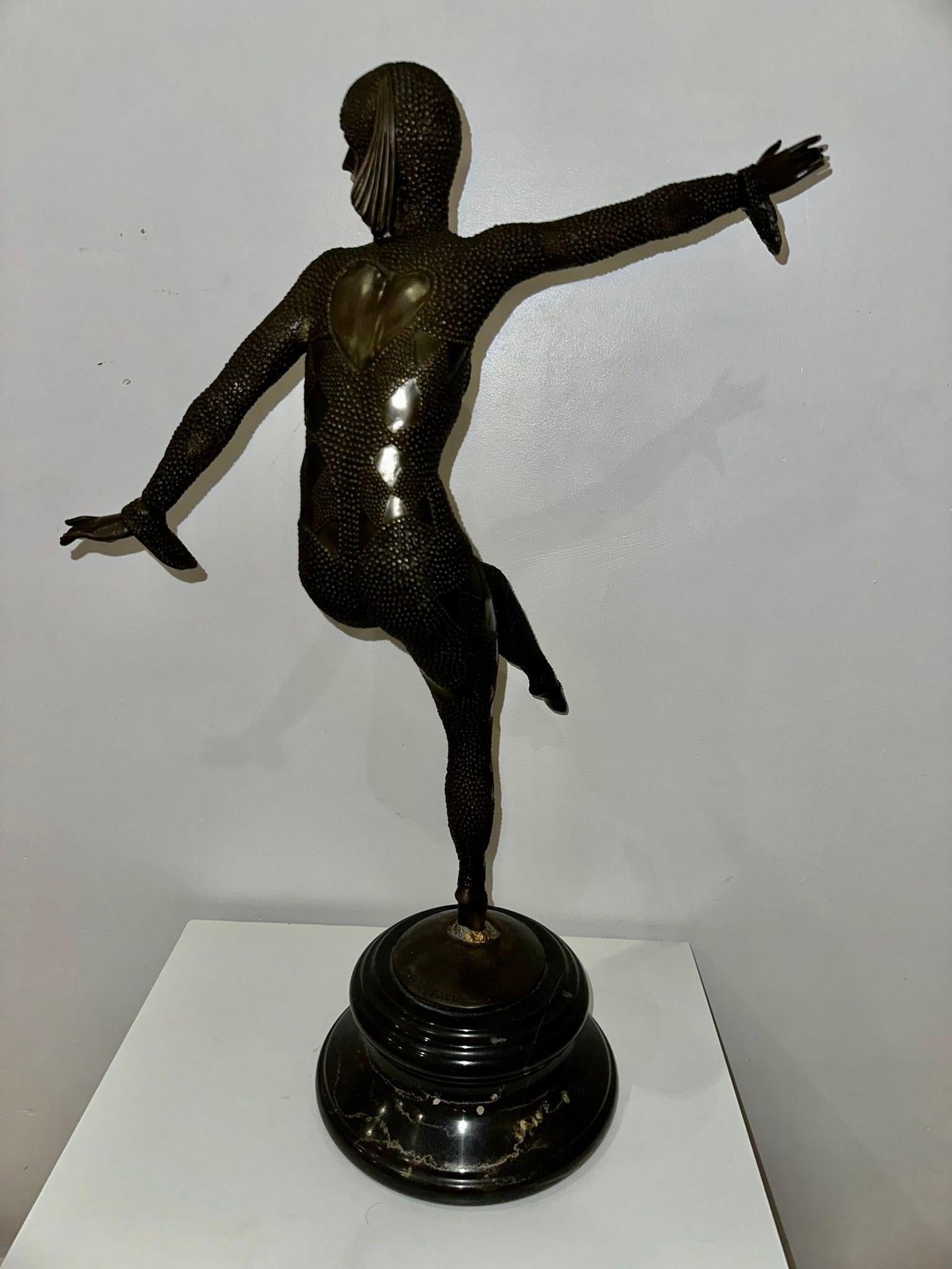 Dancer by Demétre Chiparus 1886 - 1947
Large chrysoelephantine sculpture in gilt bronze Marble base.
Signed 