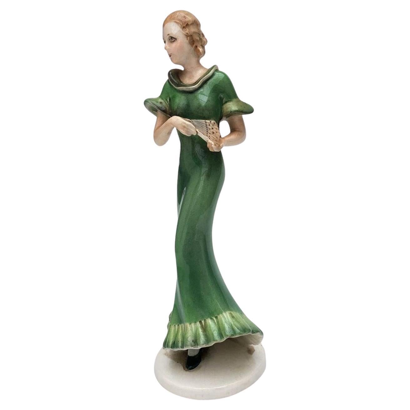 Splendida statuetta Art Déco di una signora in abito verde in posa da ballo. Non ci sono marchi di fabbrica che indichino il produttore, ma ha un numero di fabbrica inciso, vedi immagini. La statuetta ha un'altezza di 25 cm, pari a circa 10 pollici,