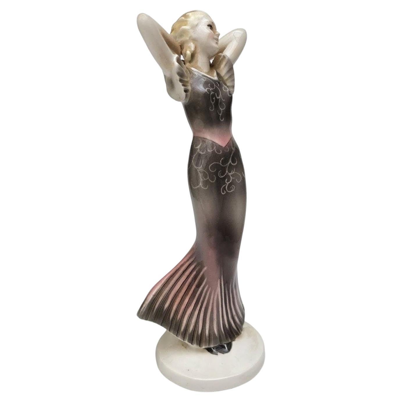 Splendida statuetta Art Deco di una signora con un sorprendente abito floreale color seppia in una posa da ballo. Non ci sono marchi di fabbrica che indichino il produttore, ma ha un numero di fabbrica inciso, vedi immagini. La statuetta ha