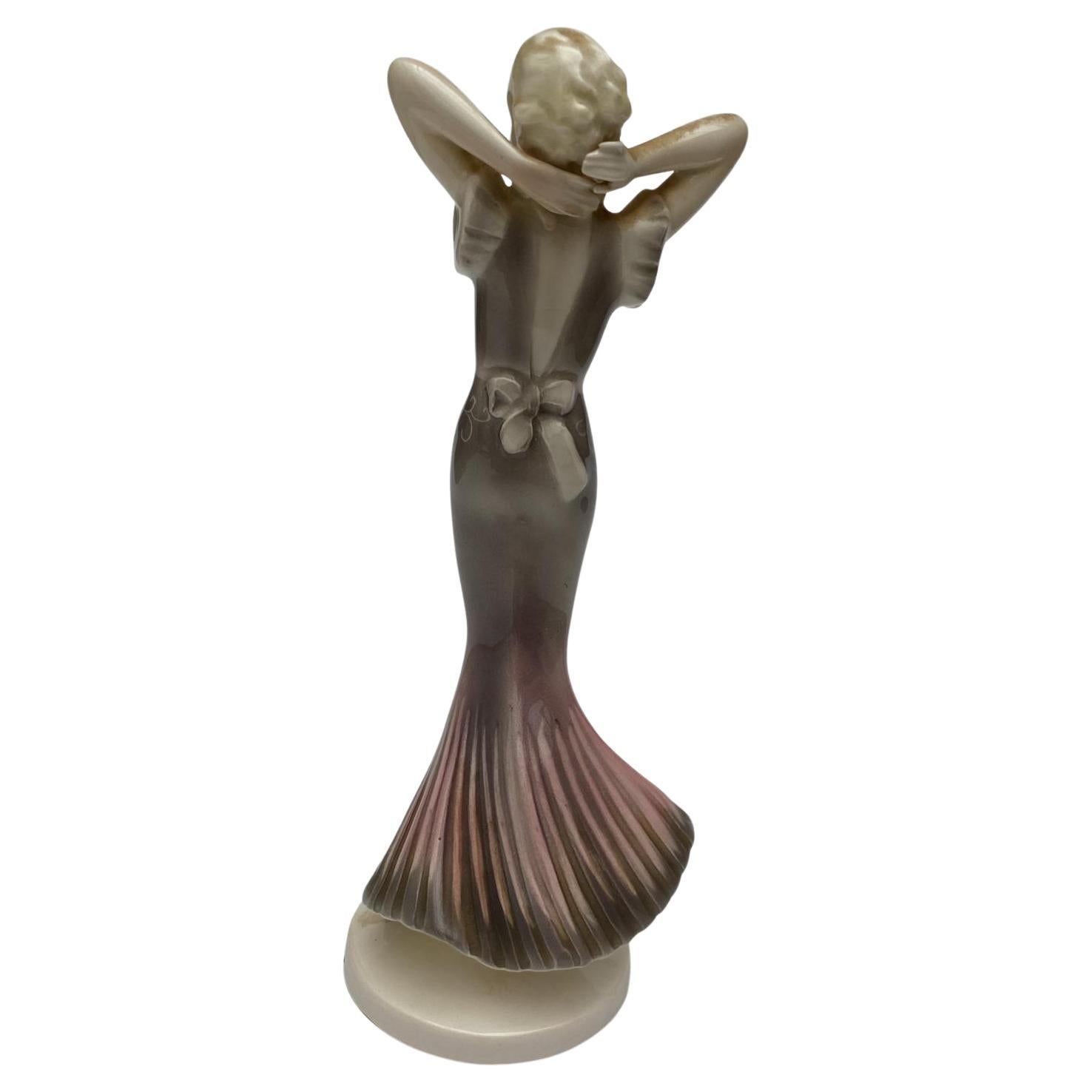 Tedesco Art Deco Alto in ceramica seppia, donna, tedesco, 1930 ca. in vendita