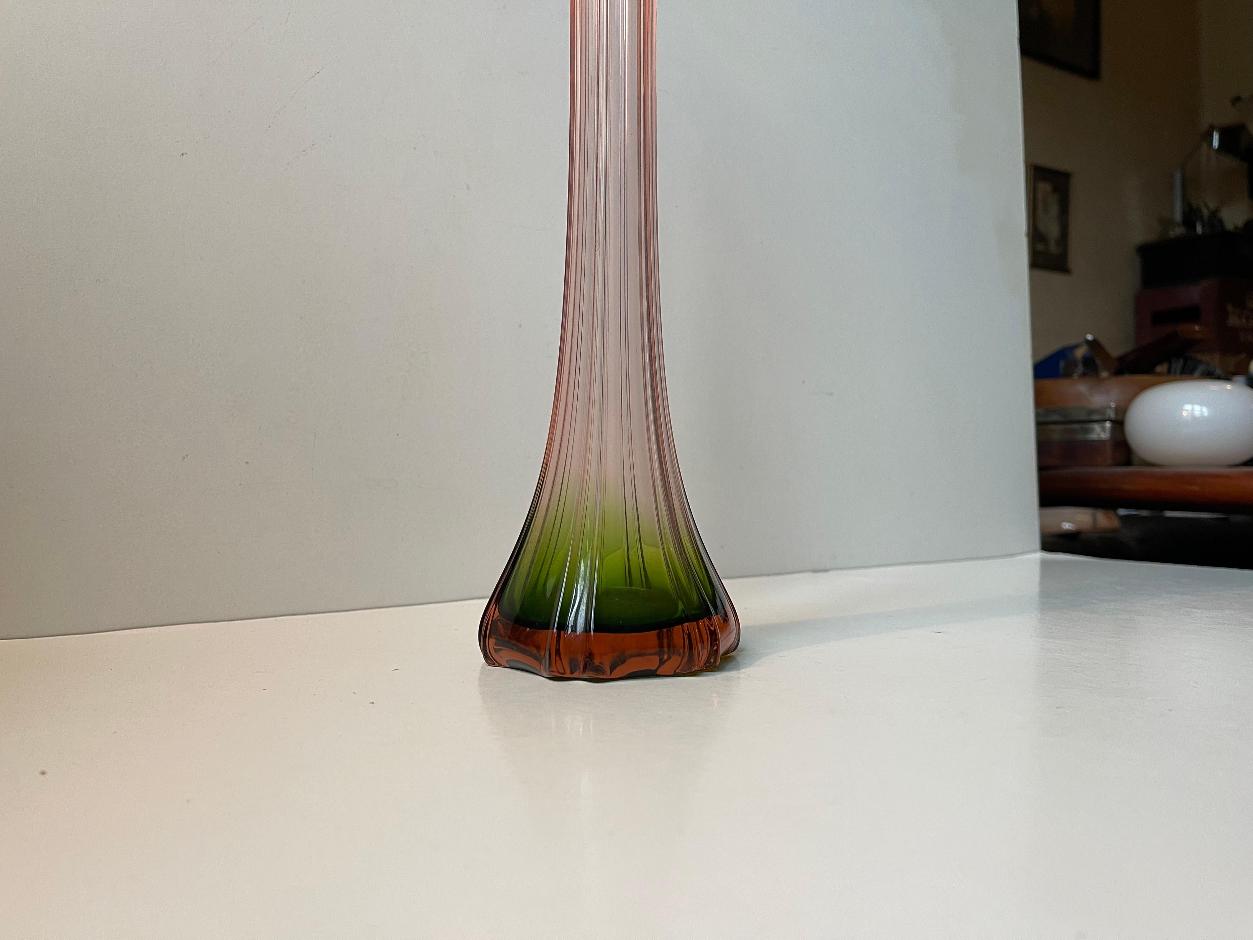 Vaso alto in cristallo colorato francese di squisita fattura. Vetro rosa e verde o Rubina Verde, come viene chiamato in Francia. Eseguito con nastri verticali. Stile Art Deco e colori vivaci. Realizzato in Francia intorno al 1920-30.   

Misure: H: