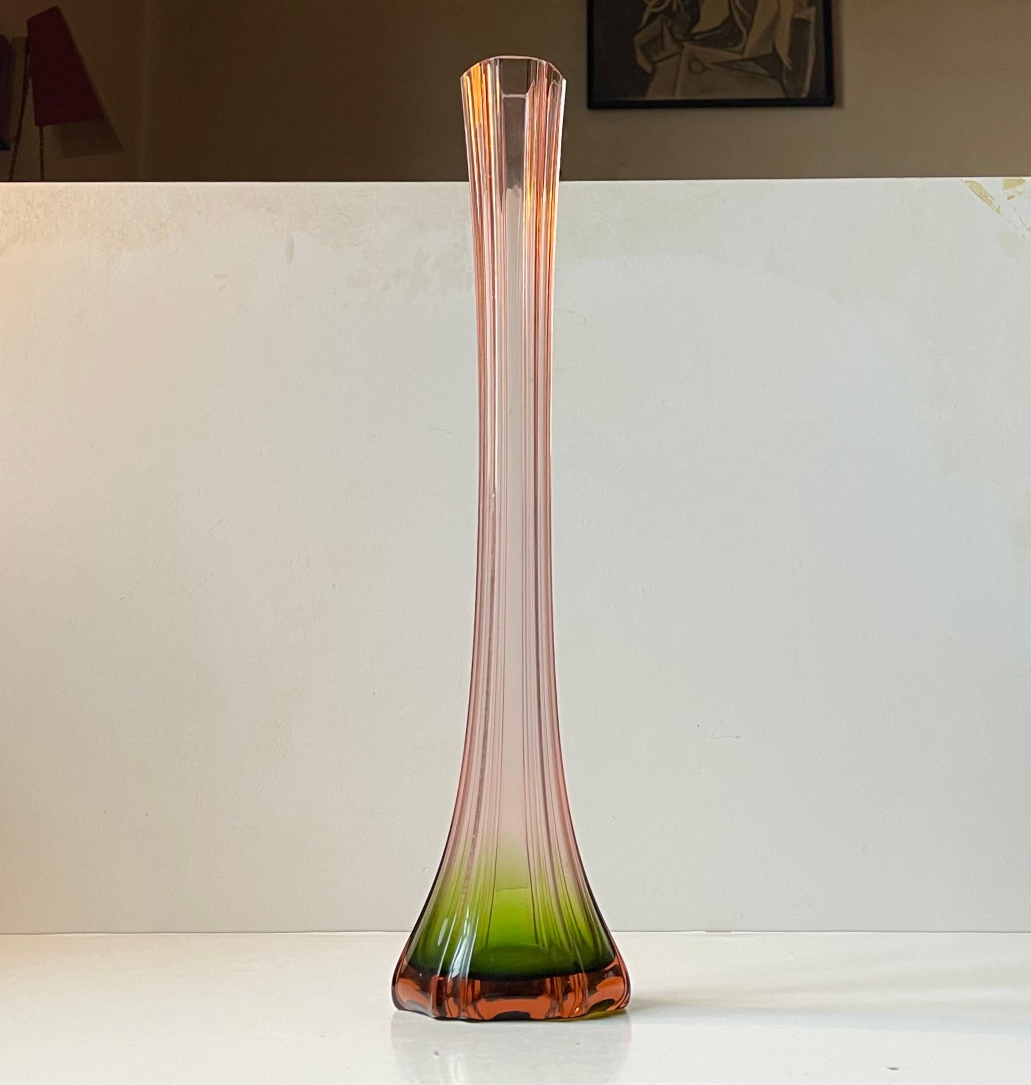Vaso alto francese in vetro rosa e verde Art Déco, anni '20 In condizioni buone in vendita a Esbjerg, DK