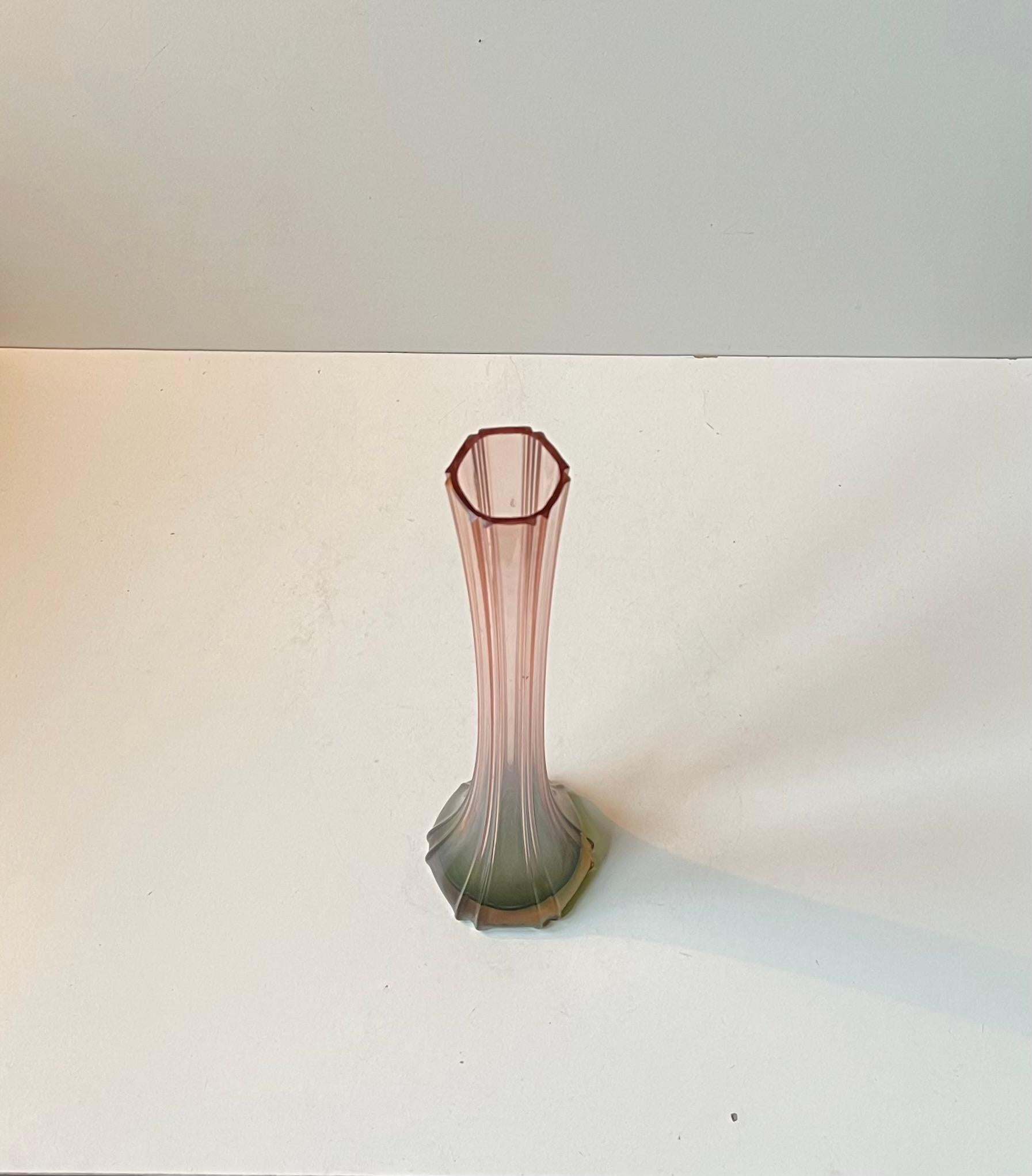 Vetro Vaso alto francese in vetro rosa e verde Art Déco, anni '20 in vendita