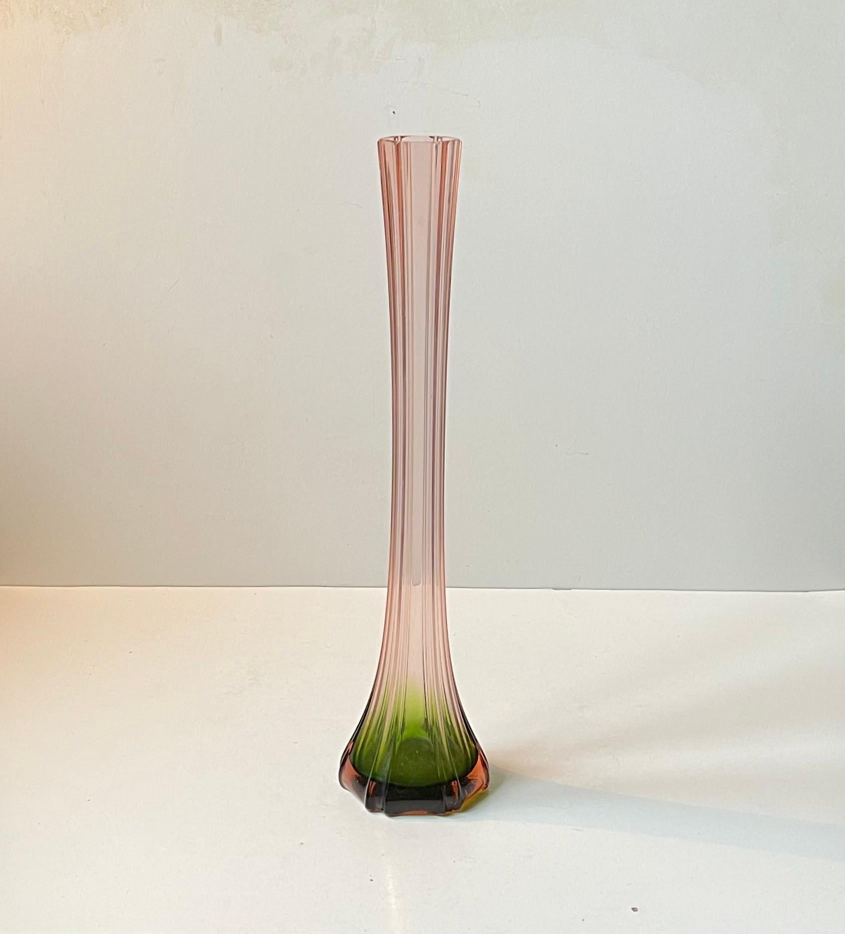 Vaso alto francese in vetro rosa e verde Art Déco, anni '20 in vendita 1