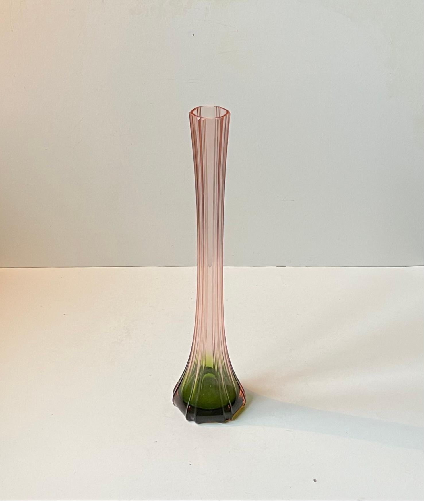 Vaso alto francese in vetro rosa e verde Art Déco, anni '20 in vendita 2