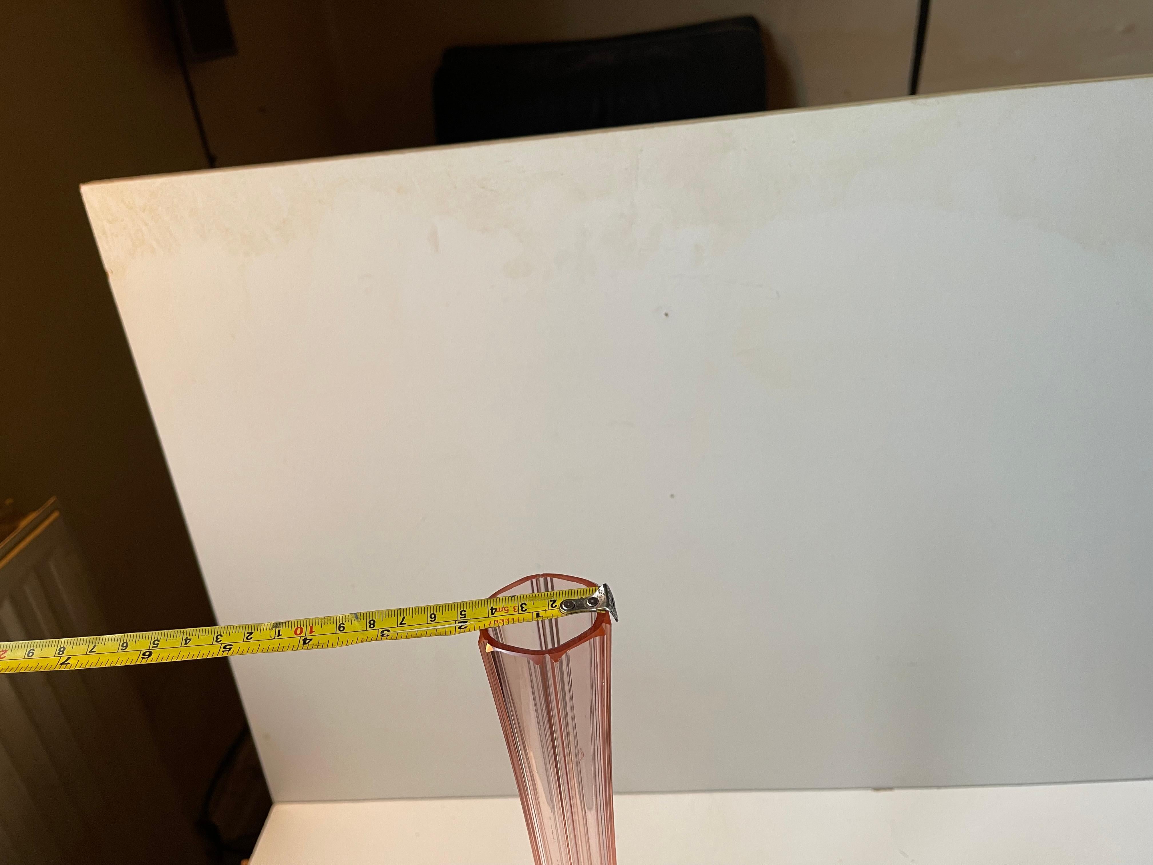 Vaso alto francese in vetro rosa e verde Art Déco, anni '20 in vendita 3