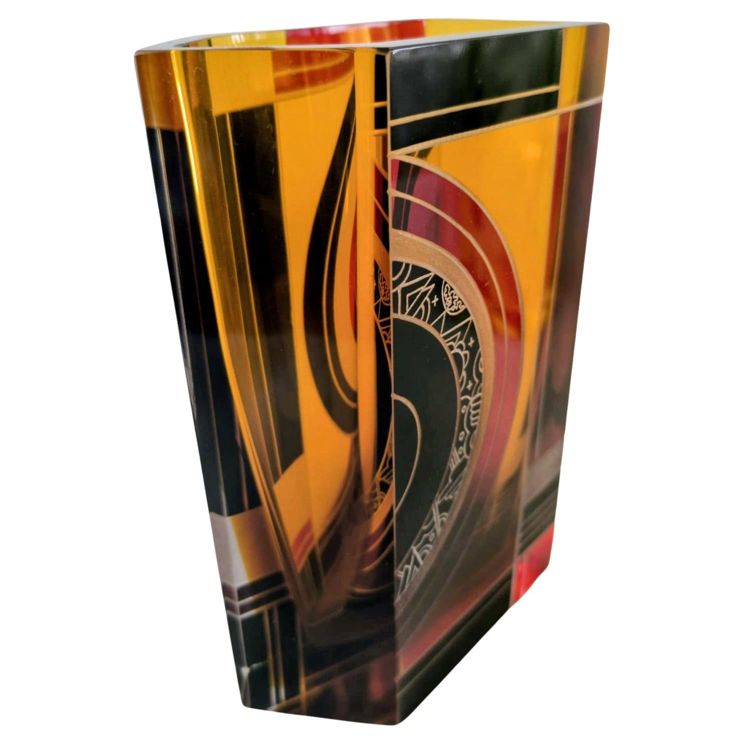 Raro ed elegante vaso a motivi geometrici di Karl Palda.  Alto ben 22 cm, ha tutte le caratteristiche che si possono desiderare in quest'epoca. Uno dei nostri preferiti, bello sia nel design che nella qualità. Bellissimi dettagli incisi all'acido.