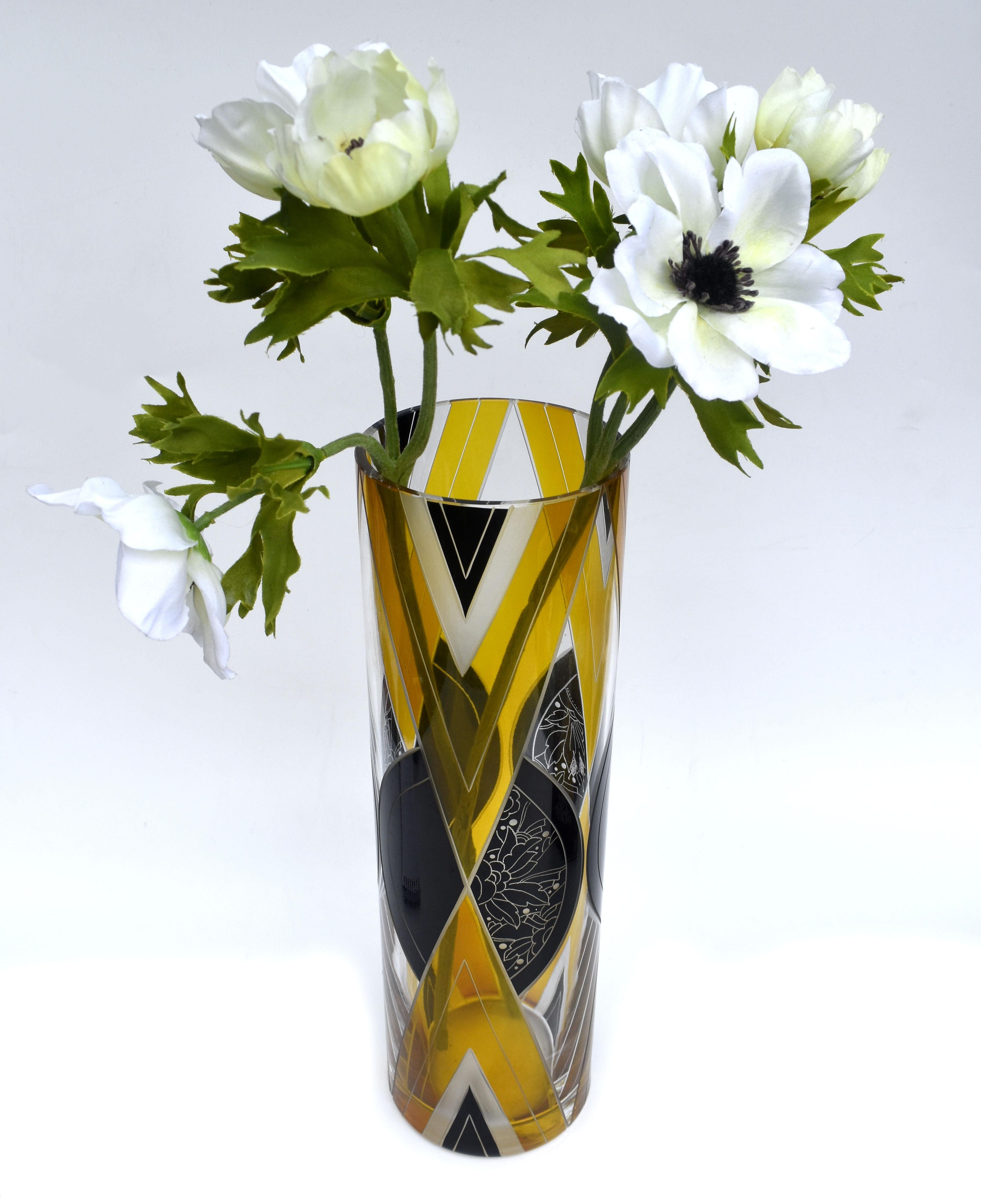Eine außergewöhnliche Art-déco-Glasvase aus den 1930er Jahren aus der Tschechischen Republik. Stark verziert und mit prächtigem geometrischen Dekor. Hohe Qualität mit den schönsten Details und keine Schäden. Der Körper der Vase ist zylindrisch und