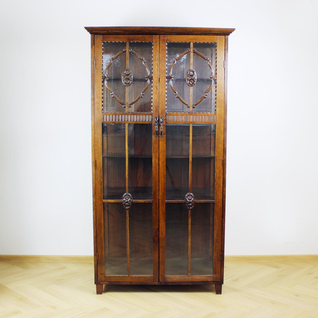 Beautiful and fully restored original art deco display cabinet. Trully a one of a kind item. The oak wood construction and ornaments all around the showcase show great deal of wood carpentry and detail work. The cabinet has two glass doors with