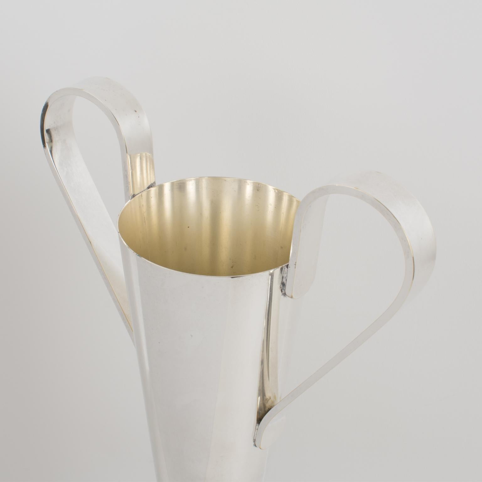 Große versilberte Art-déco-Vase mit Griffen auf Marmorsockel, Frankreich 1930er Jahre (Metall) im Angebot