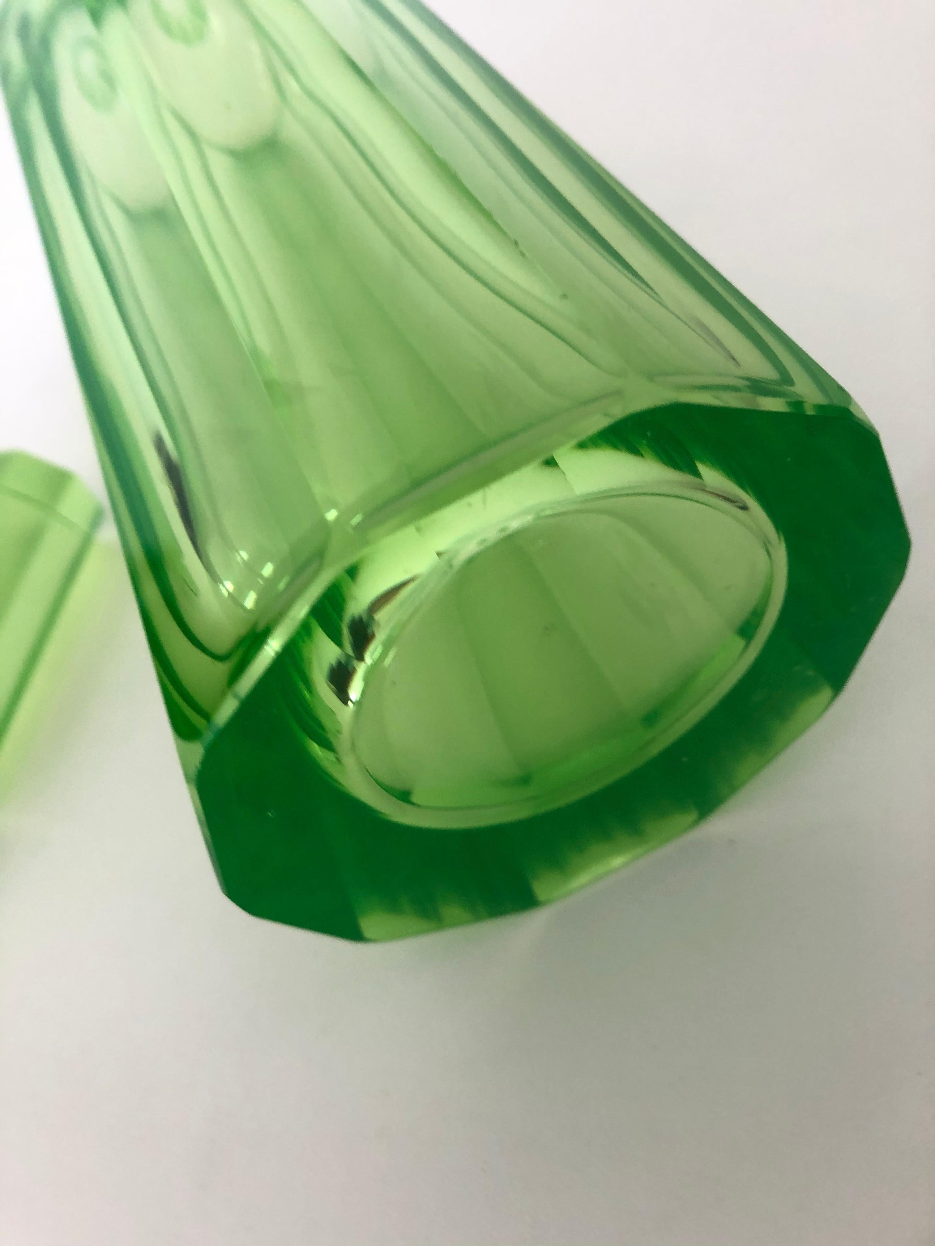Art Deco Großer schlanker Vaseline-Glas-Dekanter / Kölner Glasflasche im Angebot 2