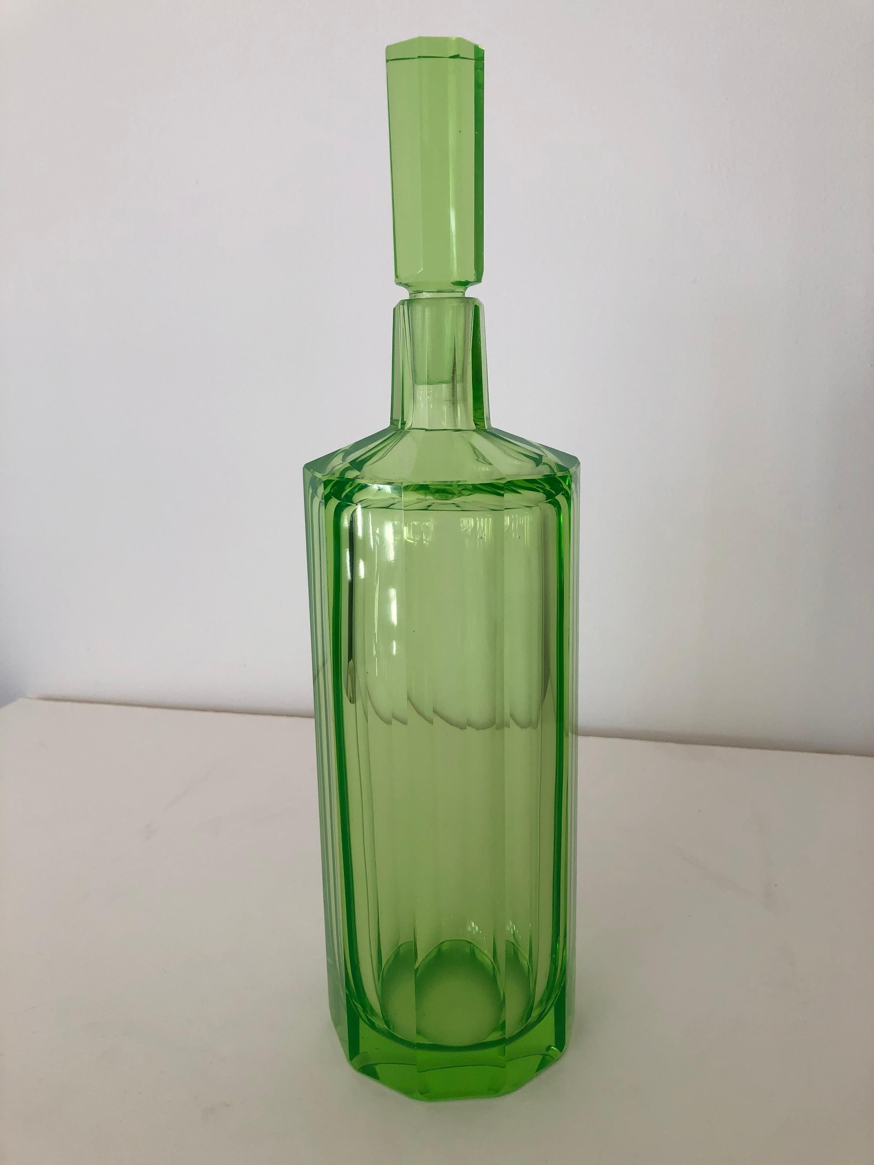 Jarra / frasco grande de colonia Art Decó alto y esbelto de cristal de vaselina estilo Moser sin firmar con panel facetado, con elegante tapón.