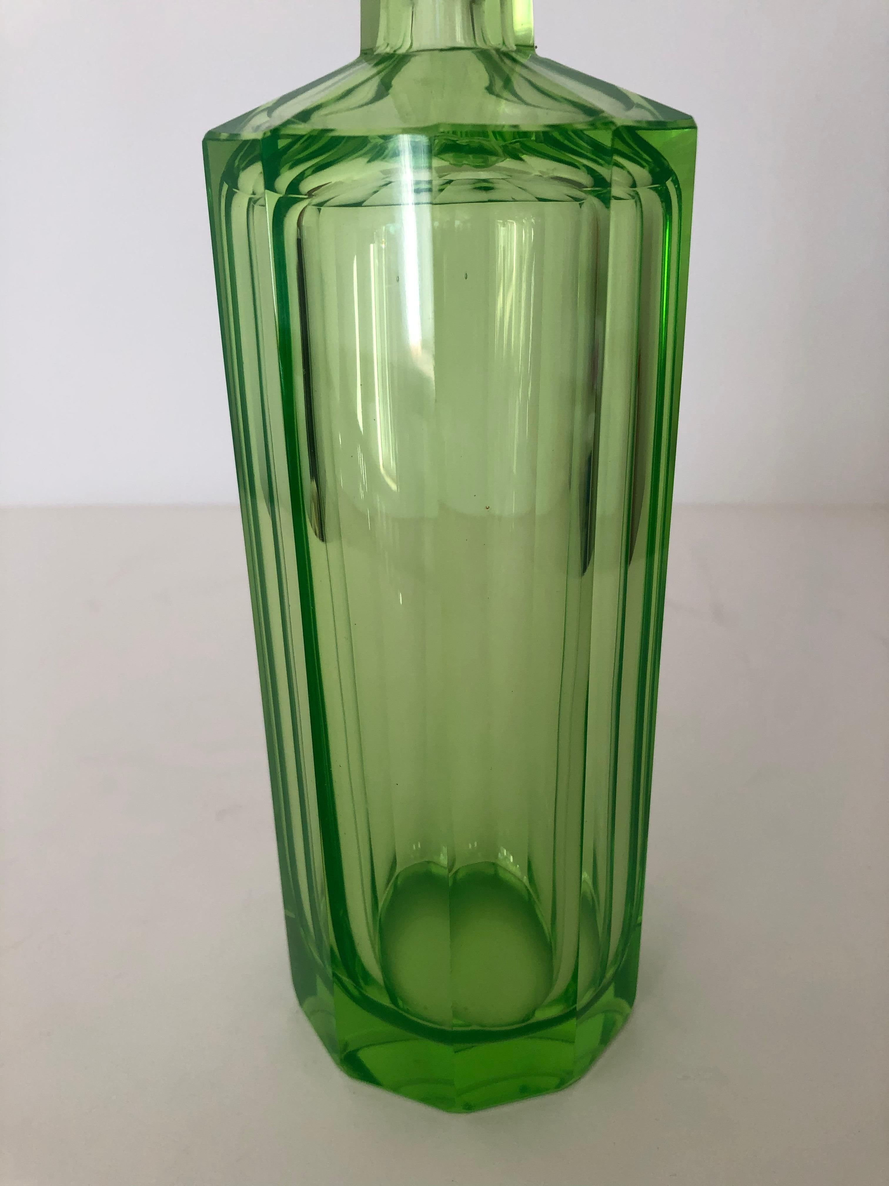 Art Deco Großer schlanker Vaseline-Glas-Dekanter / Kölner Glasflasche (Österreichisch) im Angebot