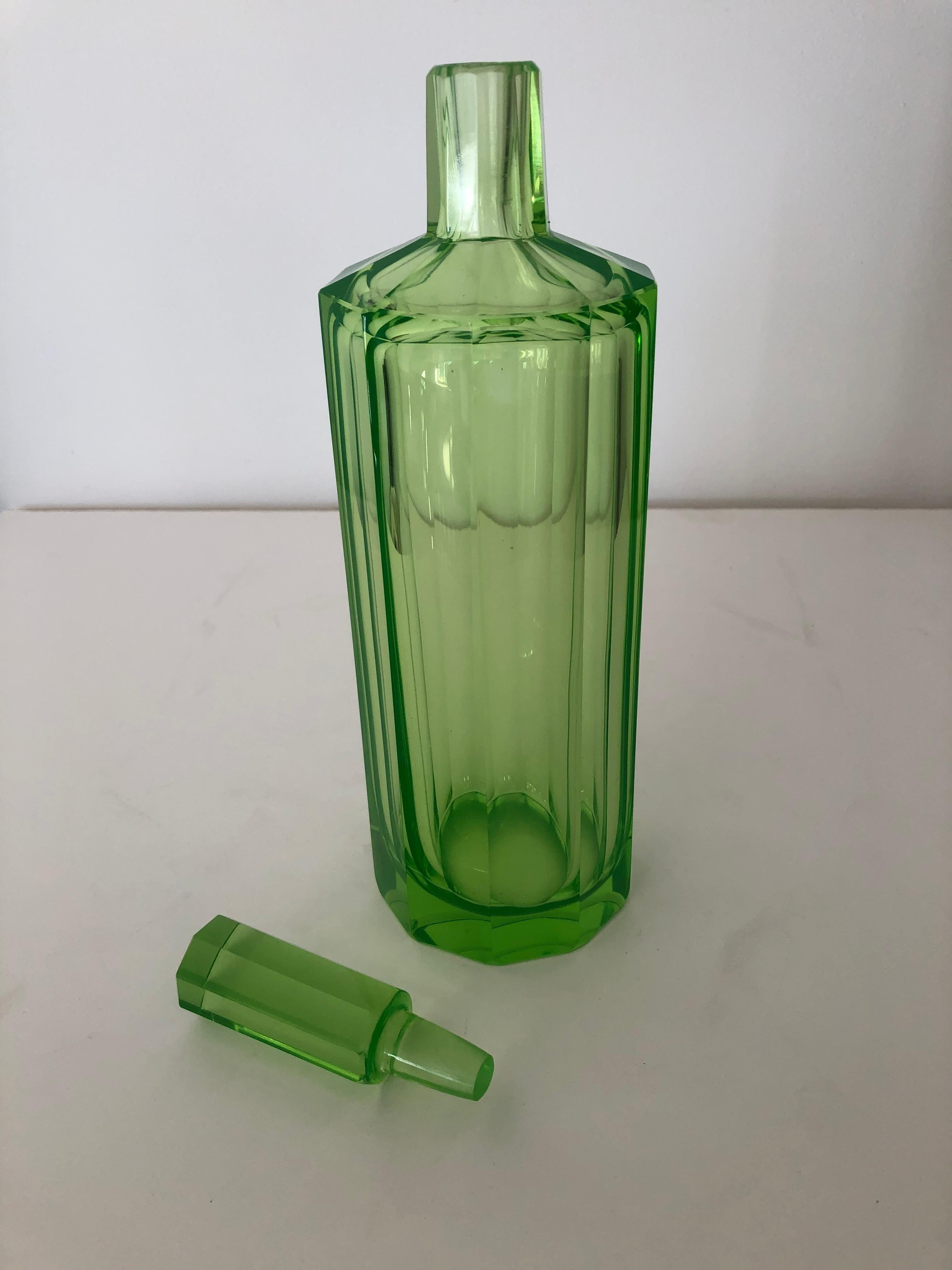 Art Deco Großer schlanker Vaseline-Glas-Dekanter / Kölner Glasflasche (Poliert) im Angebot