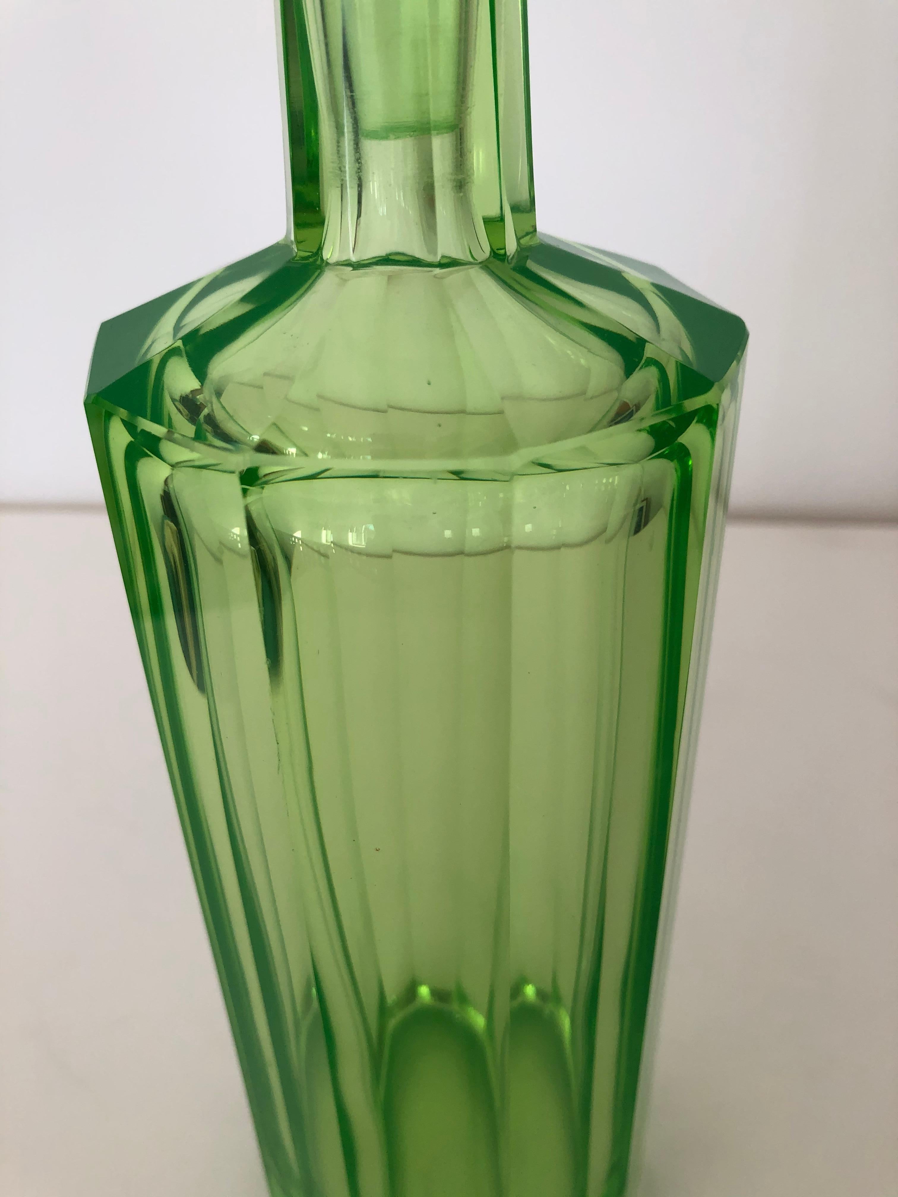 Art Deco Großer schlanker Vaseline-Glas-Dekanter / Kölner Glasflasche (Geschliffenes Glas) im Angebot